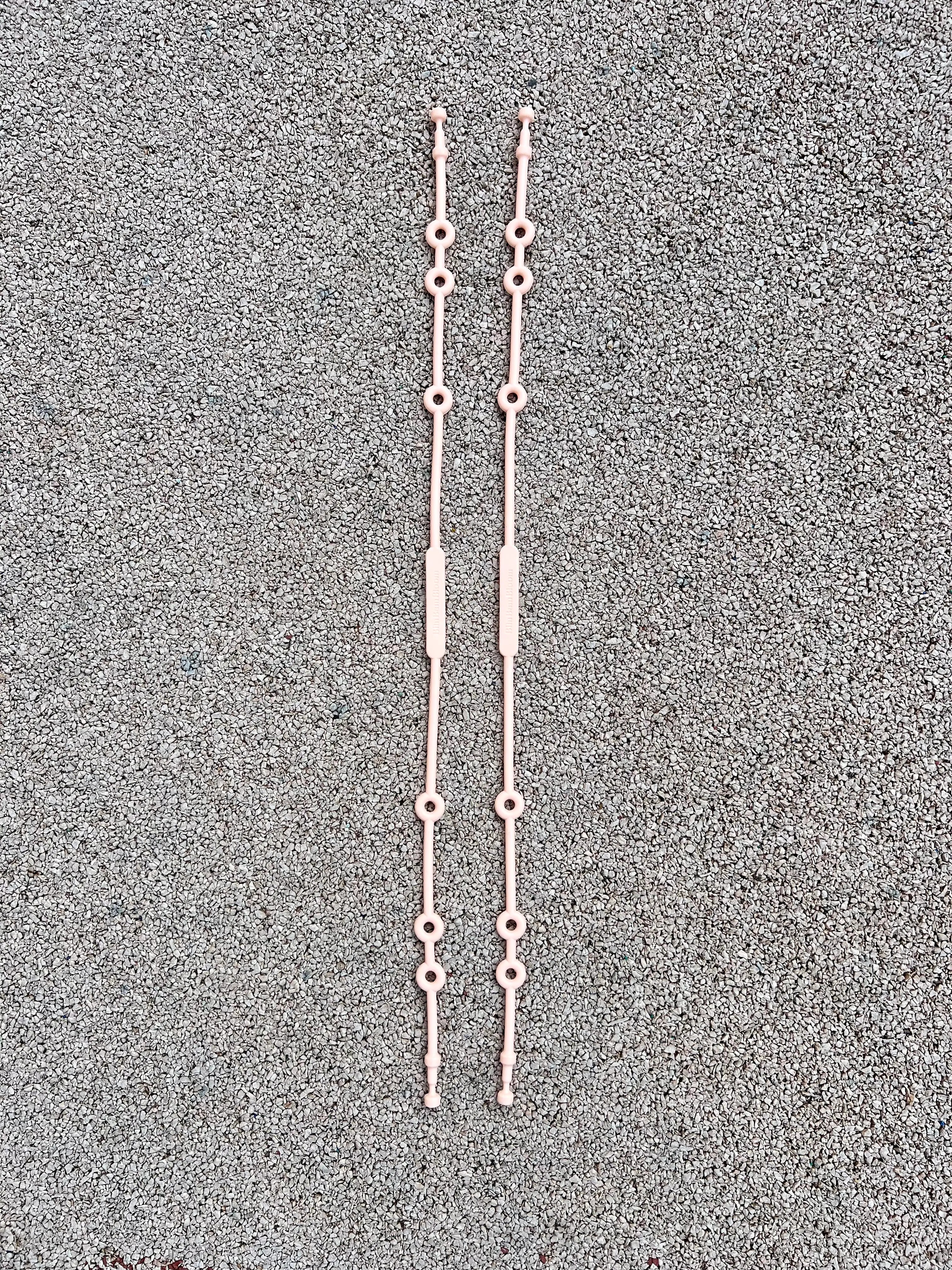 Attache doudou pour poussette Lovie Link® Rose Bim Bam Bloom : accessoire indispensable pour ne plus jamais perdre le doudou de bébé. Cet accessoire pour bébé est indispensable et révolutionnaire. Nos laisses à doudou s'accrochent partout : poussette, voiture, table à langer et chaise haute de bébé.