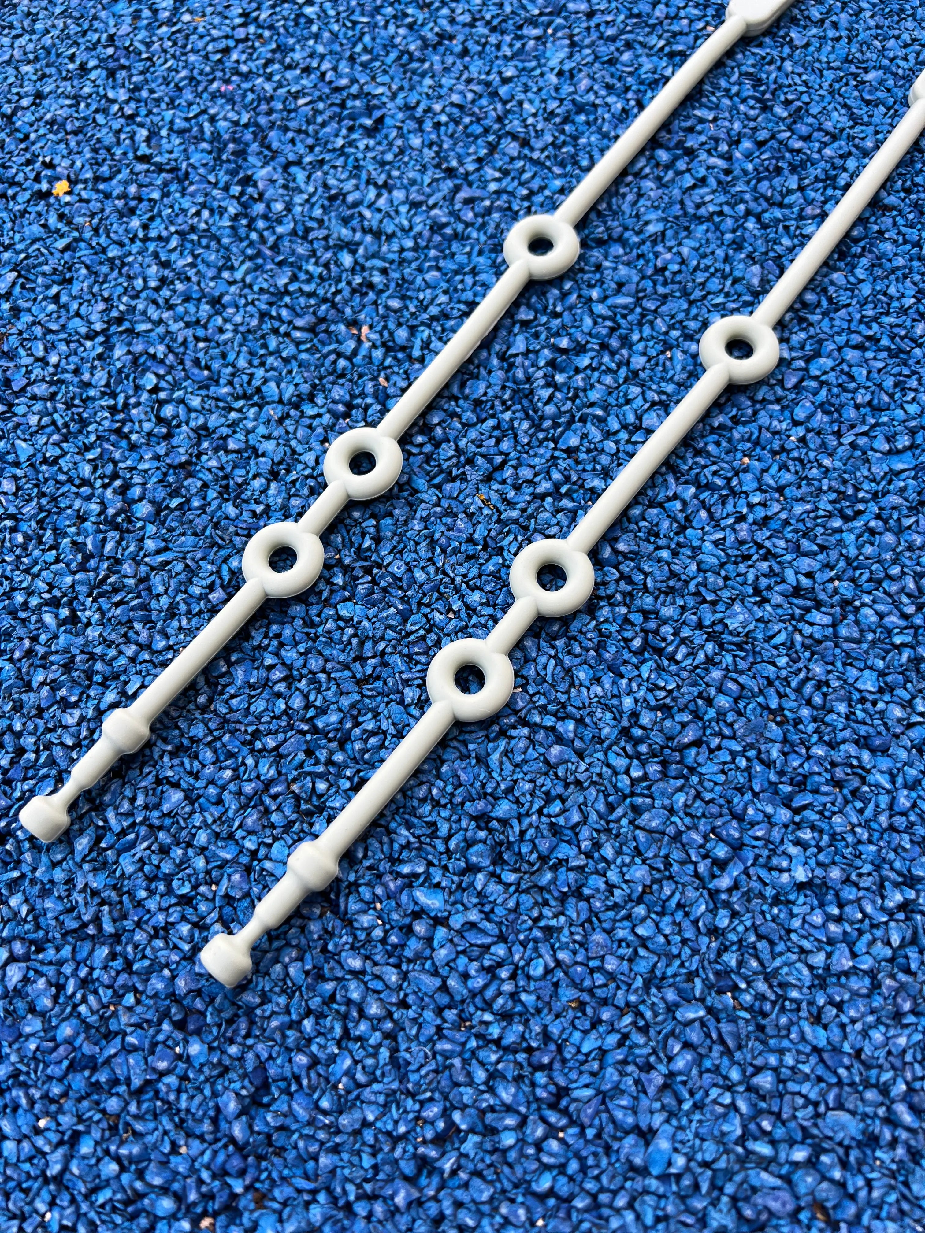 Gros plan sur nos trois tailles de fixation. Attache doudou pour poussette Lovie Link par Bim Bam Bloom vert en silicone sans BPA. La solution pour ne plus jamais perdre doudou. Se fixe facilement à la poussette de votre bébé.