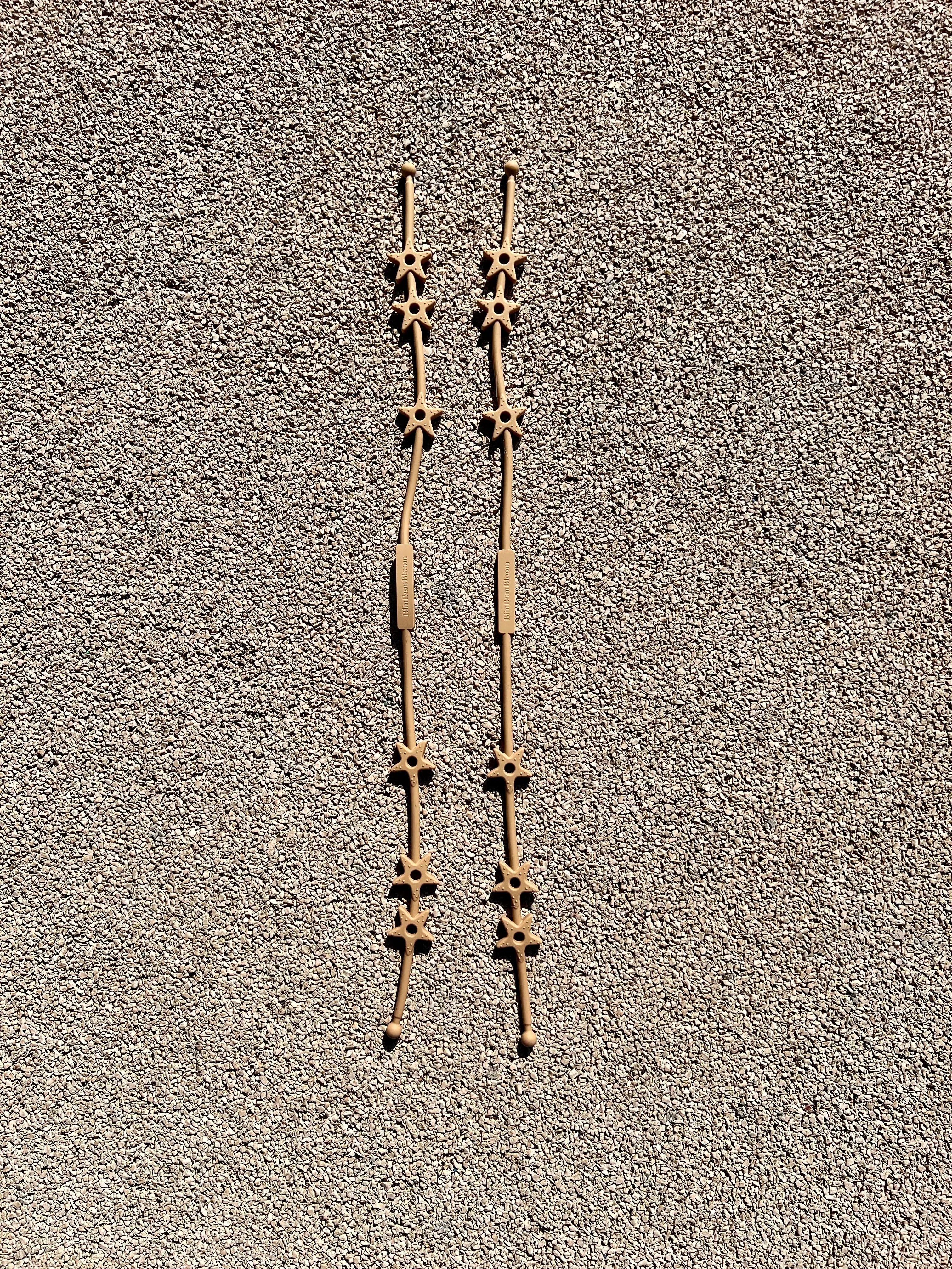 Deux laisses à doudou Lovie Link® Star Bim Bam Bloom en camel, un accessoire indispensable pour garder le doudou de bébé toujours à portée de main. Silicone sans BPA ni phtalates.