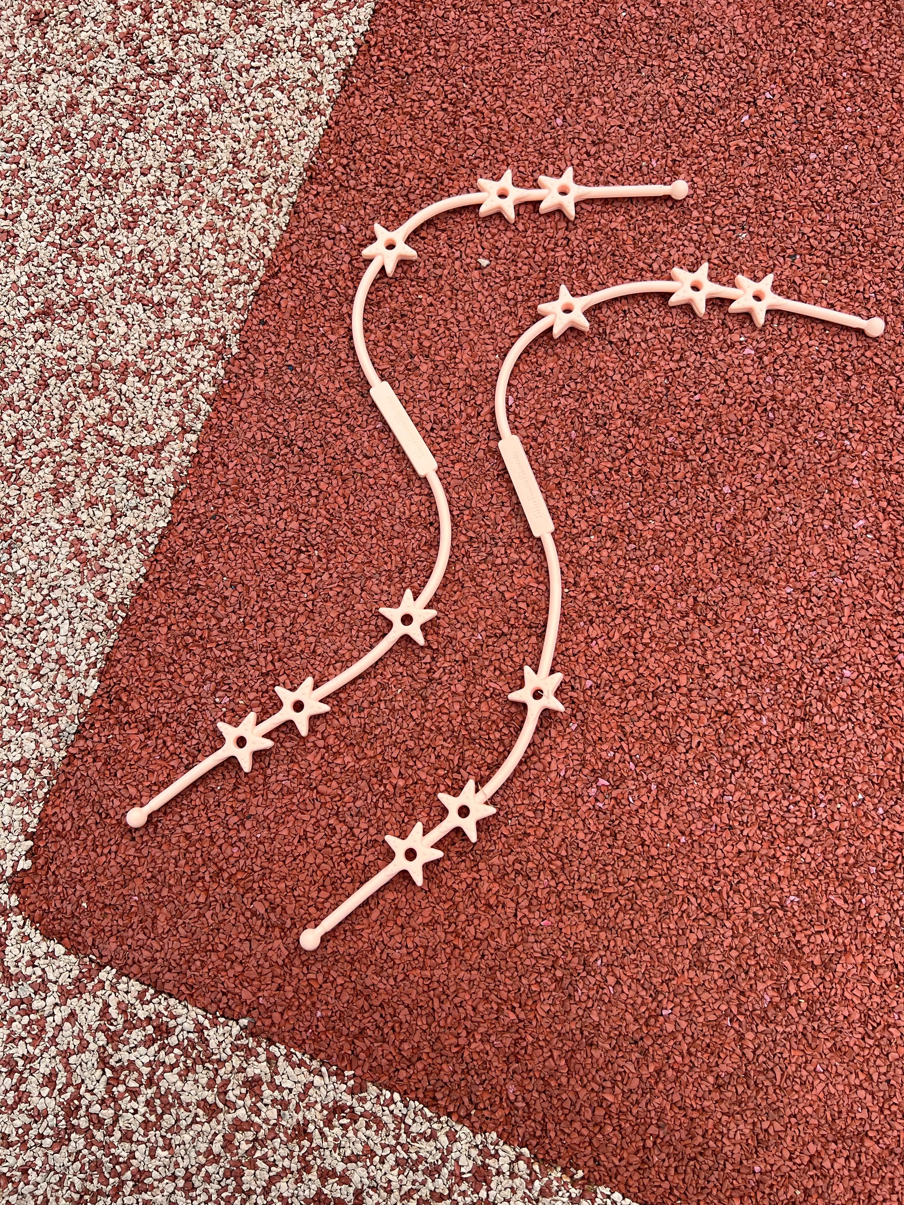 Deux laisses pour doudou Lovie Link® Star en rose guimauve fondante, un accessoire indispenssable pour garder le doudou de bébé toujours à portée de main par Bim Bam Bloom. En silicone sans BPA ni Phtalates.