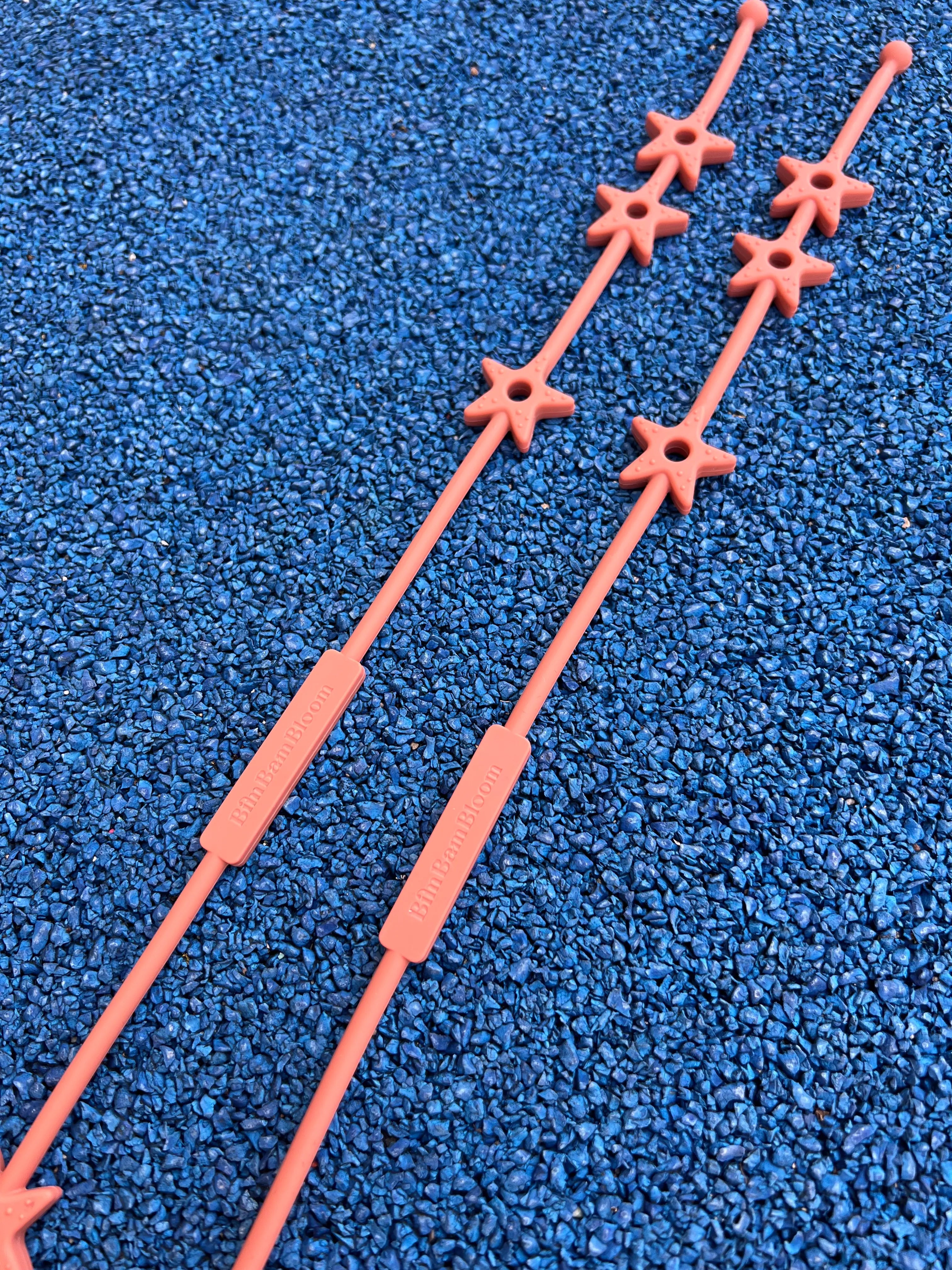 Deux laisses à doudou Lovie Link® Terracotta, un accessoire indispensable pour garder le doudou de bébé toujours à portée de main par Bom Bam Bloom. En silicone sans BPA.