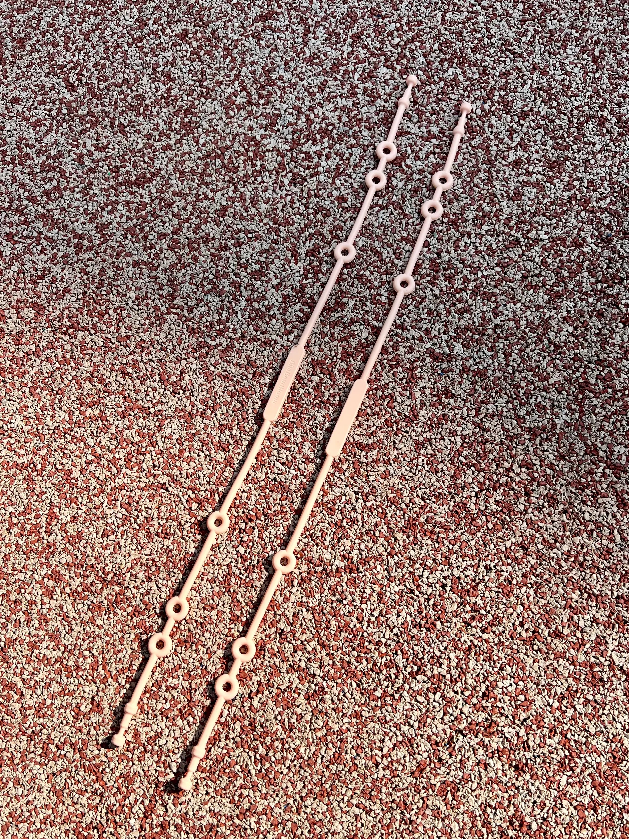 Attache doudou pour poussette Lovie Link Rose Bim Bam Bloom accessoire indispensable pour ne plus jamais perdre le doudou de bébé. S'adapte à toutes les poussettes et tous les doudous, cet accessoire pour bébé est indispensable et révolutionnaire. Nos laisses à doudou s'accrochent partout.