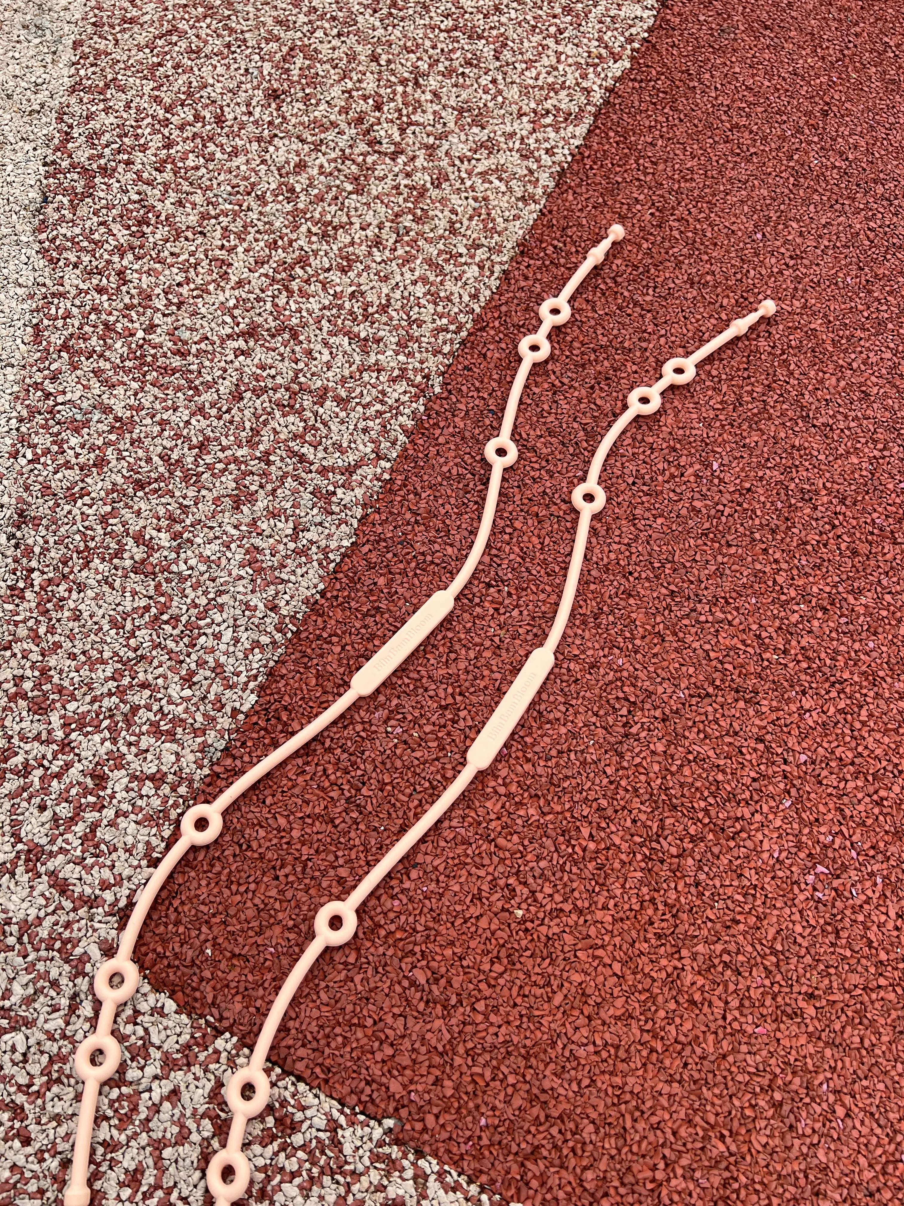 Attache doudou pour poussette Rose Lovie Link® Bim Bam Bloom : accessoire indispensable pour ne plus jamais perdre le doudou de bébé. S'adapte à toutes les poussettes et tous les doudous, cet accessoire pour bébé est indispensable et révolutionnaire.