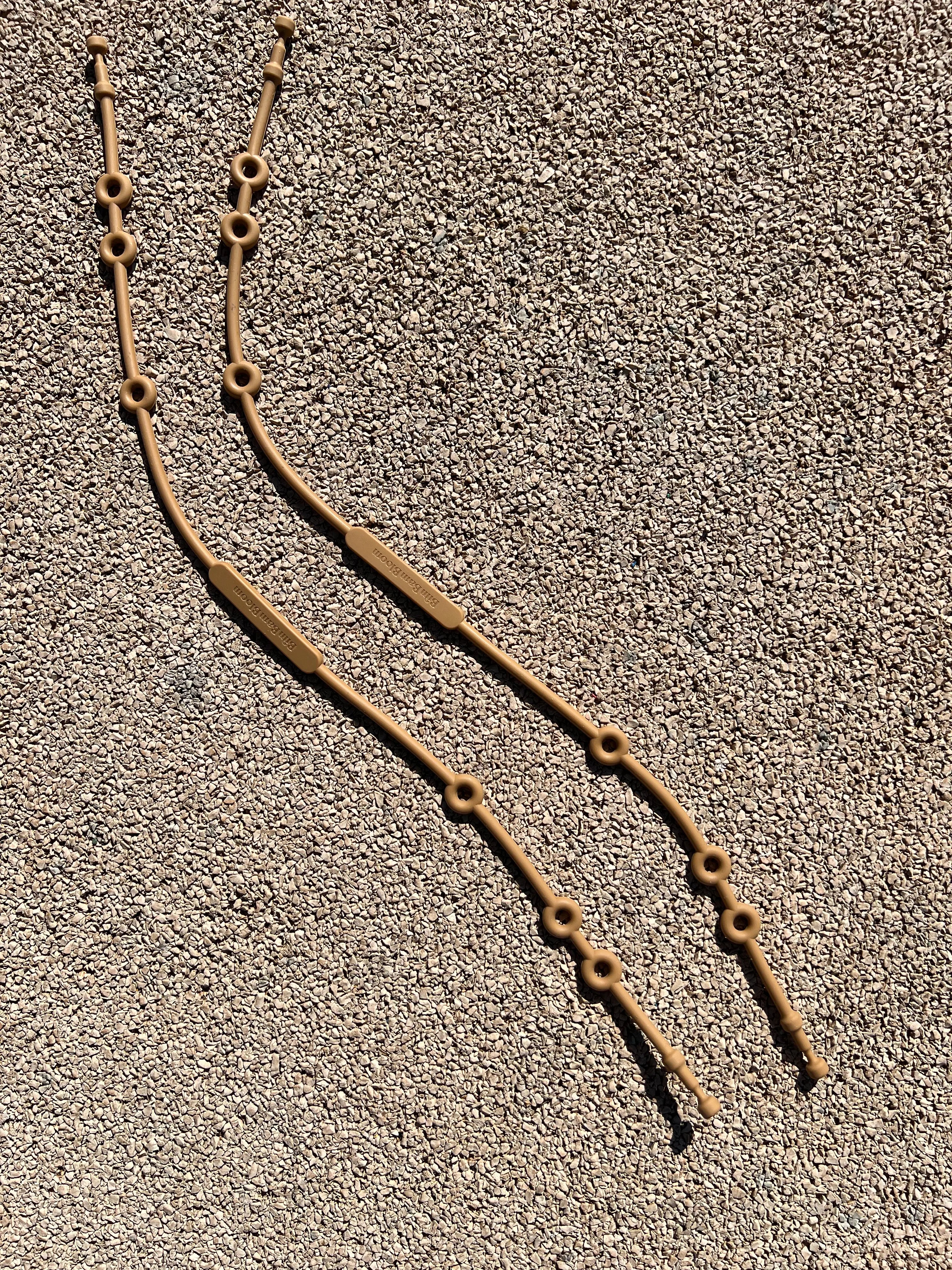 Attache doudou pour poussette Lovie Link par Bim Bam Bloom vCamel dune dorée en silicone sans BPA. La solution pour ne plus jamais perdre doudou. Se fixe facilement à la poussette de votre bébé.