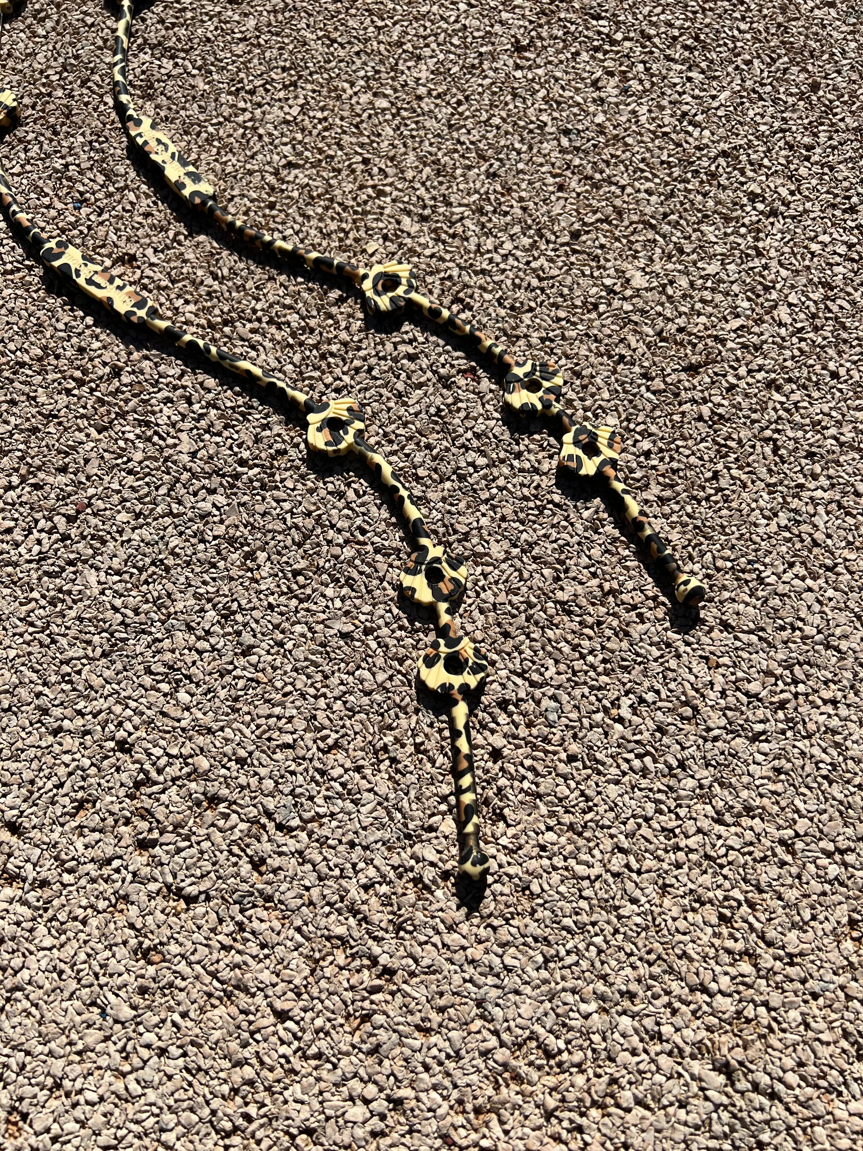 Deux Lovie Link® Shell en imprimé léopard, un accessoire essentiel pour garder le doudou de bébé toujours à portée de main avec style. Laisse a doudou par Bim Bam Bloom.