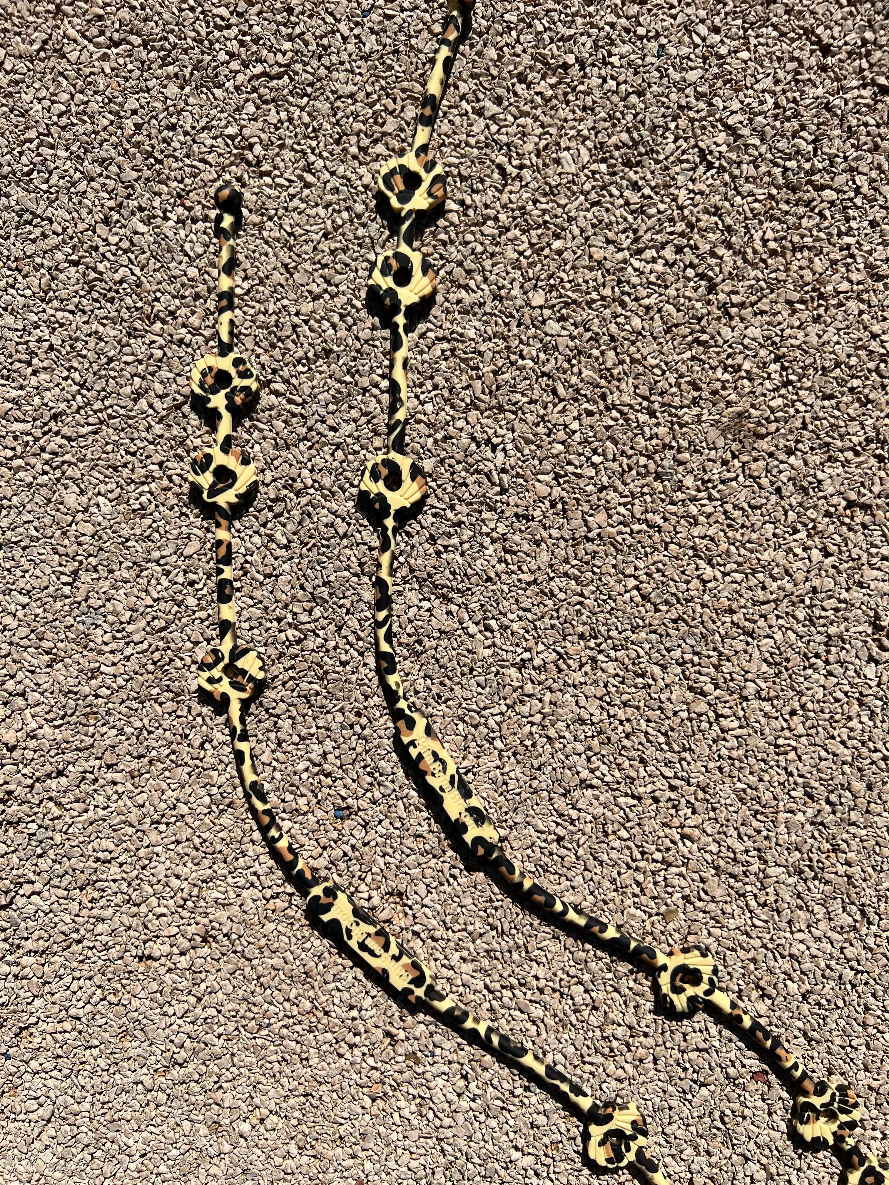 Deux attaches doudous Lovie Link® Shell en imprimé léopard, un accessoire essentiel pour garder le doudou de bébé toujours à portée de main avec style par Bim Bam Bloom