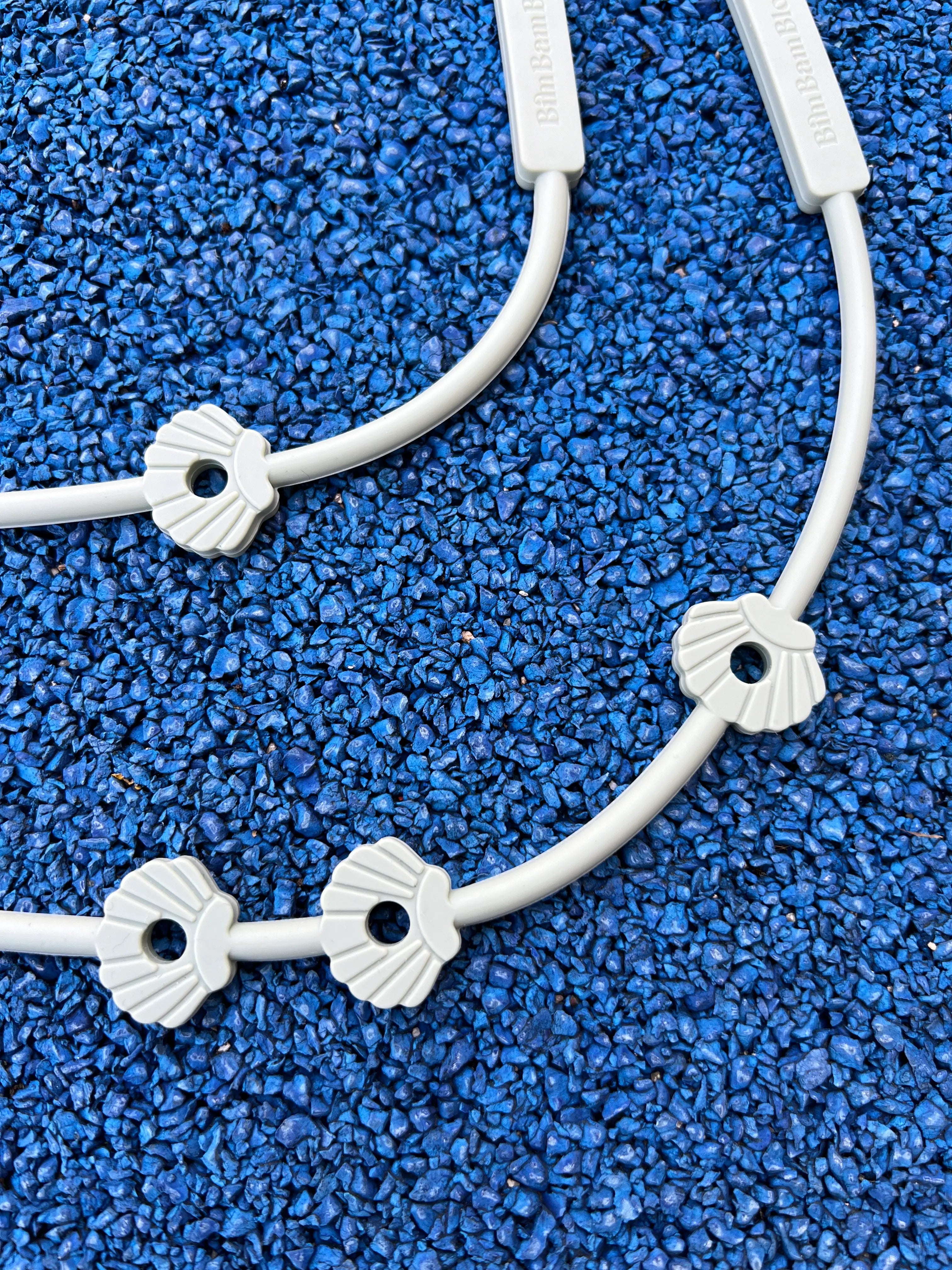 Gros plan sur les coquillages de notre attache doudou pour poussette Lovie Link® Shell Vert Crème Glacée Pistache un accessoire indispensable pour garder le doudou de bébé toujours à portée de main et en securité. Fini les doudous perdus et la charge mentale avec Bim Bam Bloom !