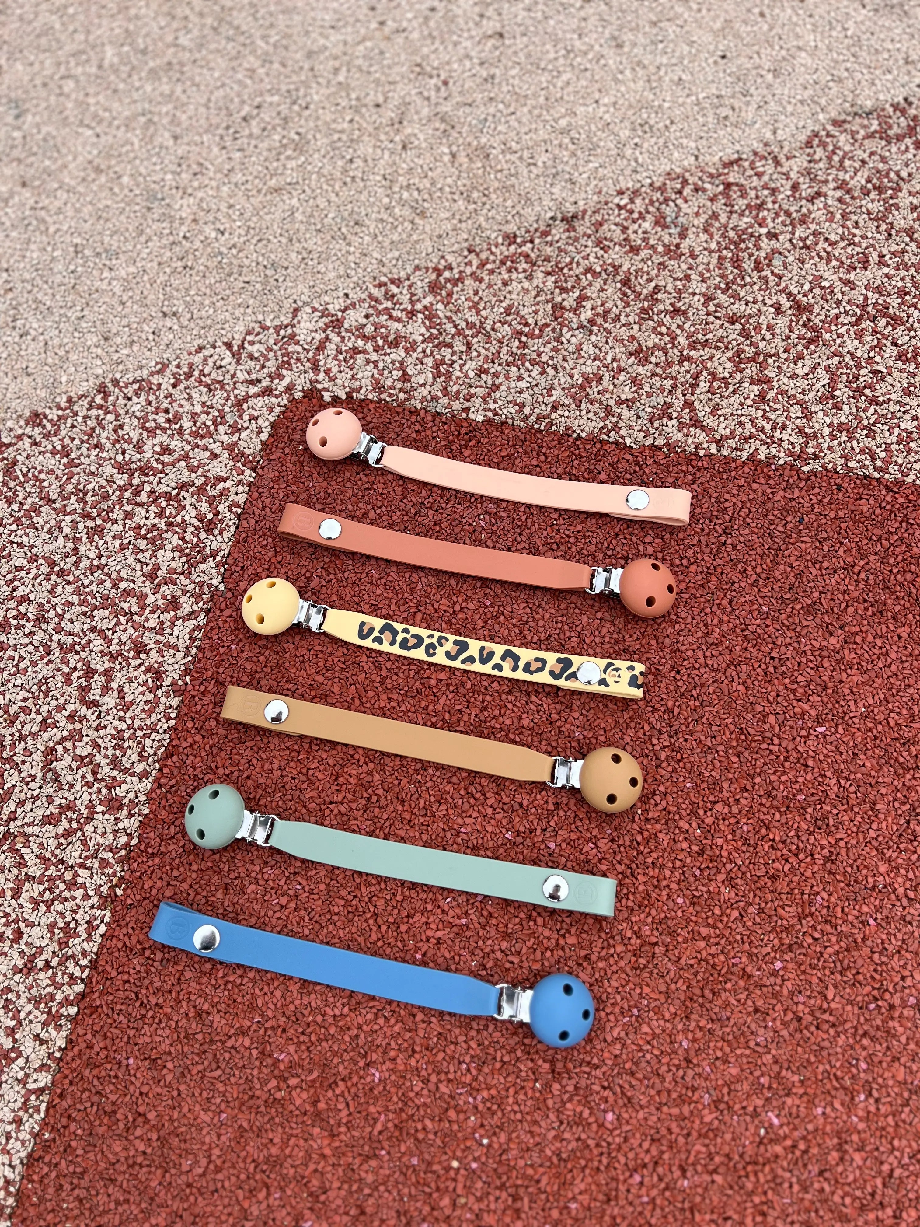 Nos six couleurs d'attache tetine en silicone Bim Bam Bloom.