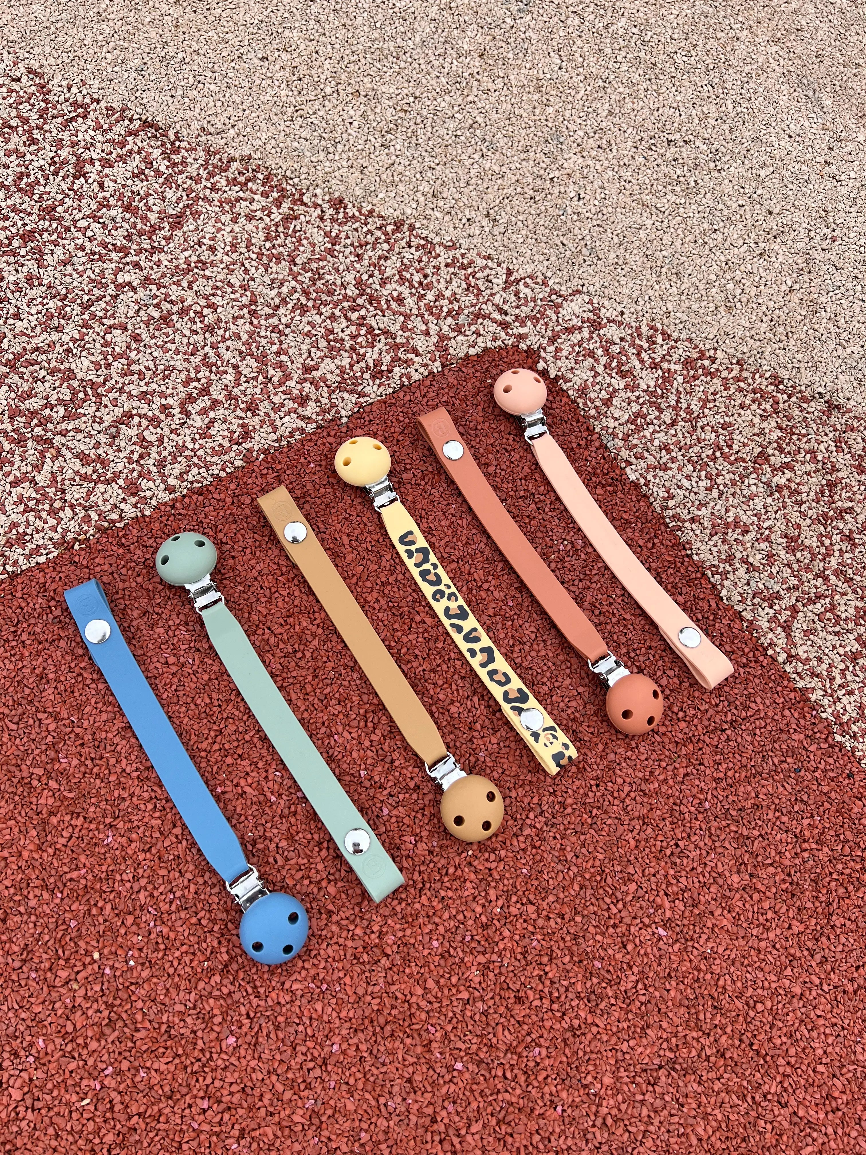 Nos six couleurs d'attache tetine en silicone Bim Bam Bloom.