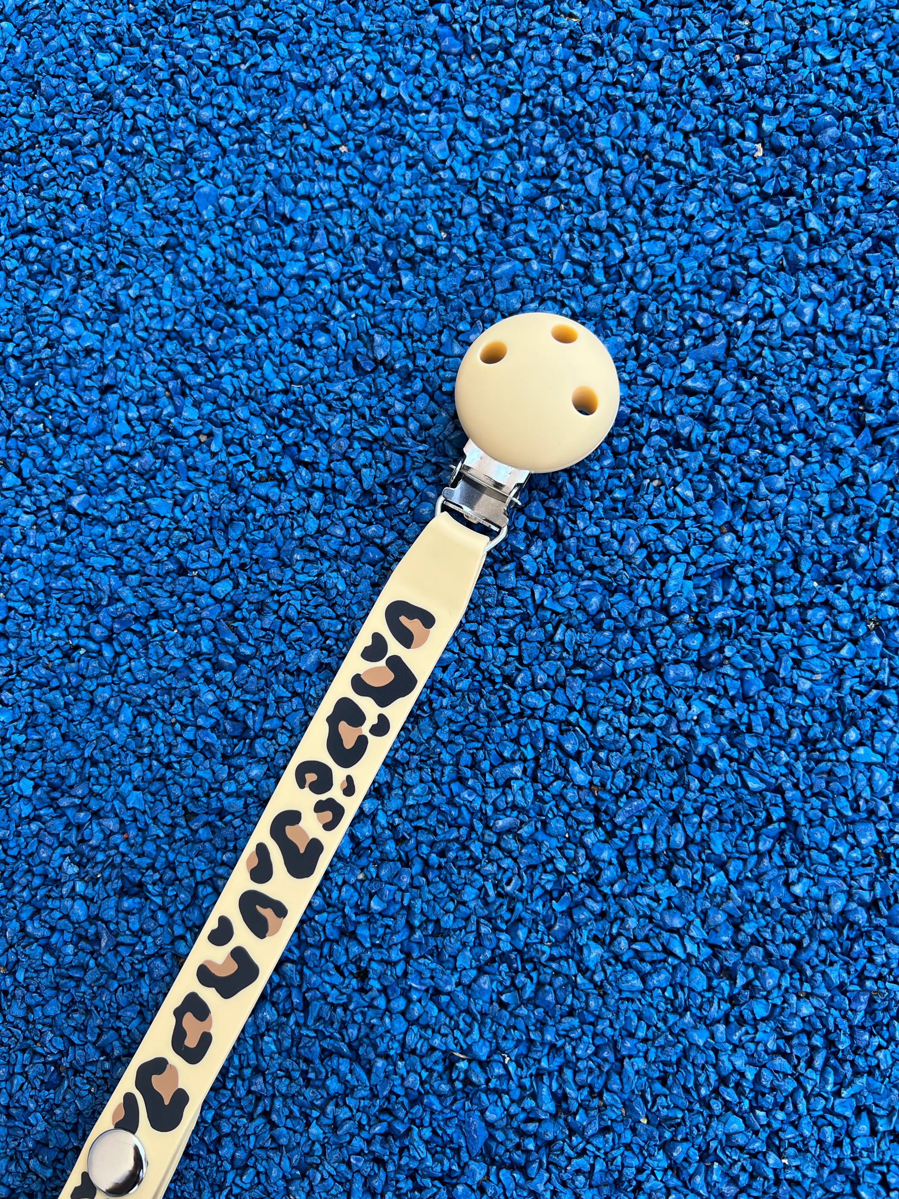 Gros plan sur imprime leopard de l'attache tetine leopard Bim Bam Bloom