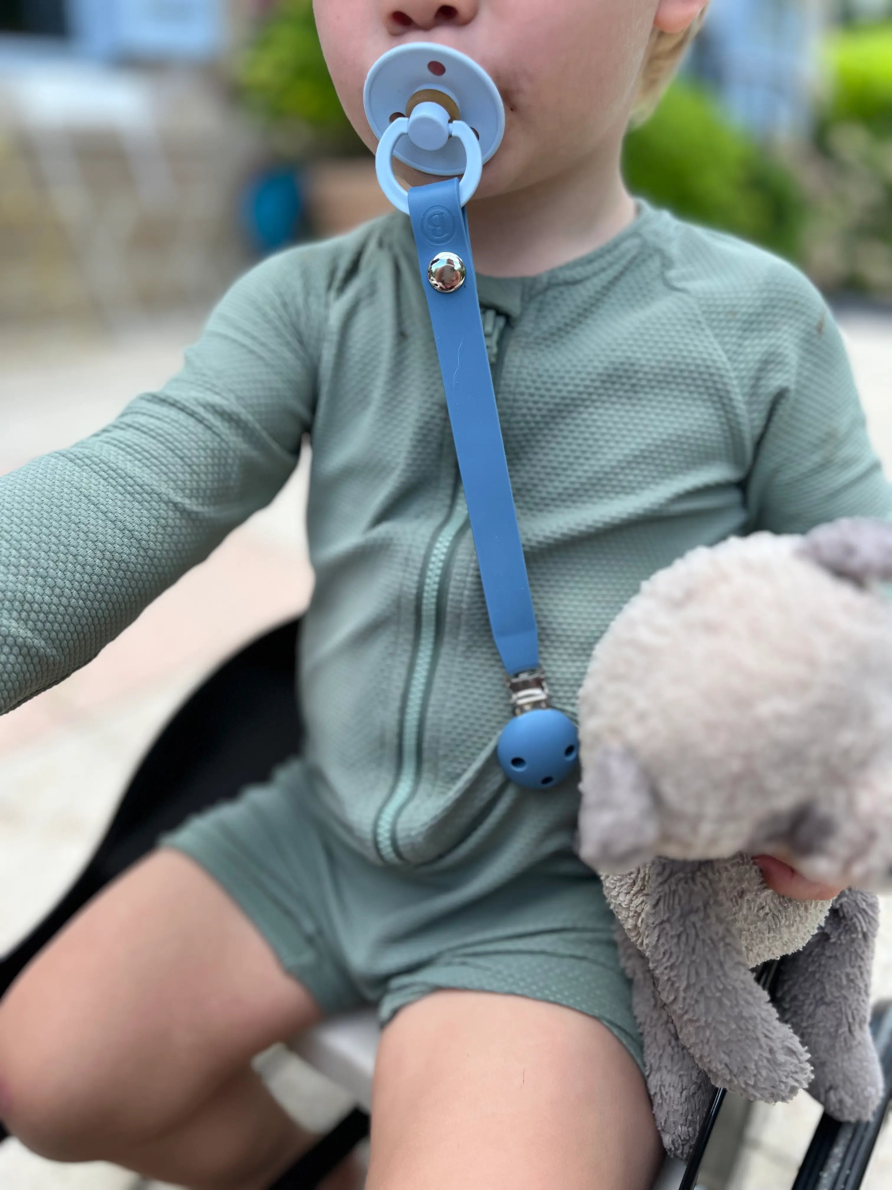 Attache tetine en silicone bleu garcon Bim Bam Bloom.