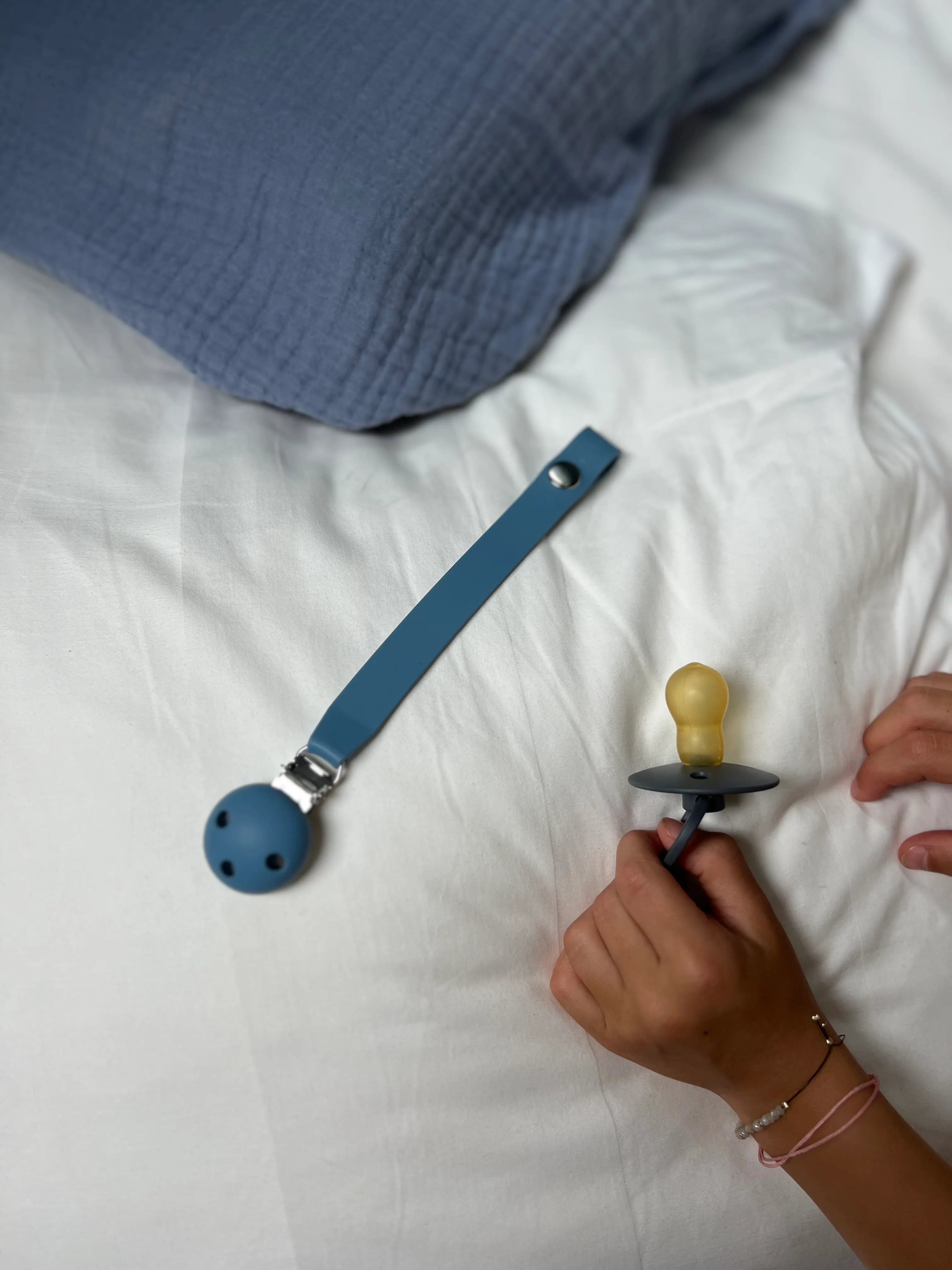 Attache tétine en silicone bleu sans BPA ni phtalates Bim Bam Bloom.