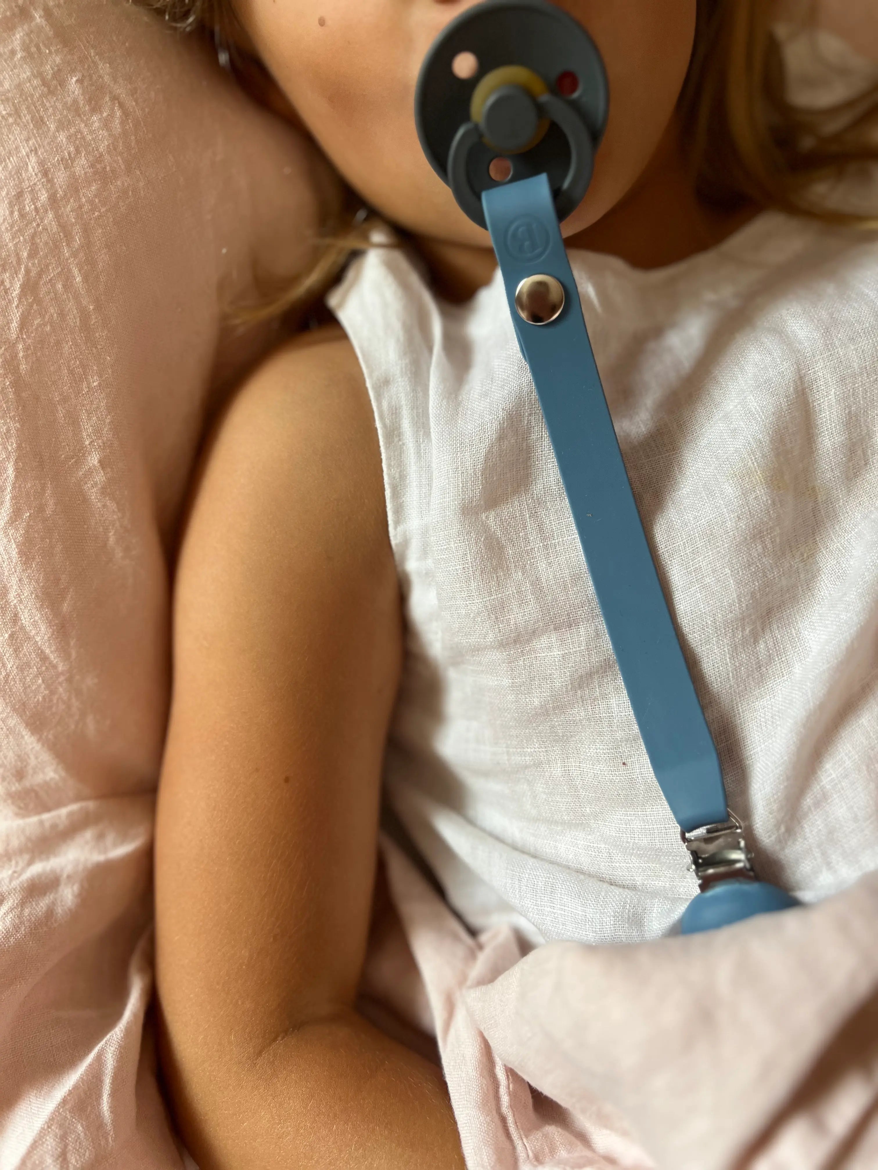 Attache tétine en silicone bleu sans BPA ni phtalates Bim Bam Bloom. Cadeau de naissance parfait pour fille et garcon.