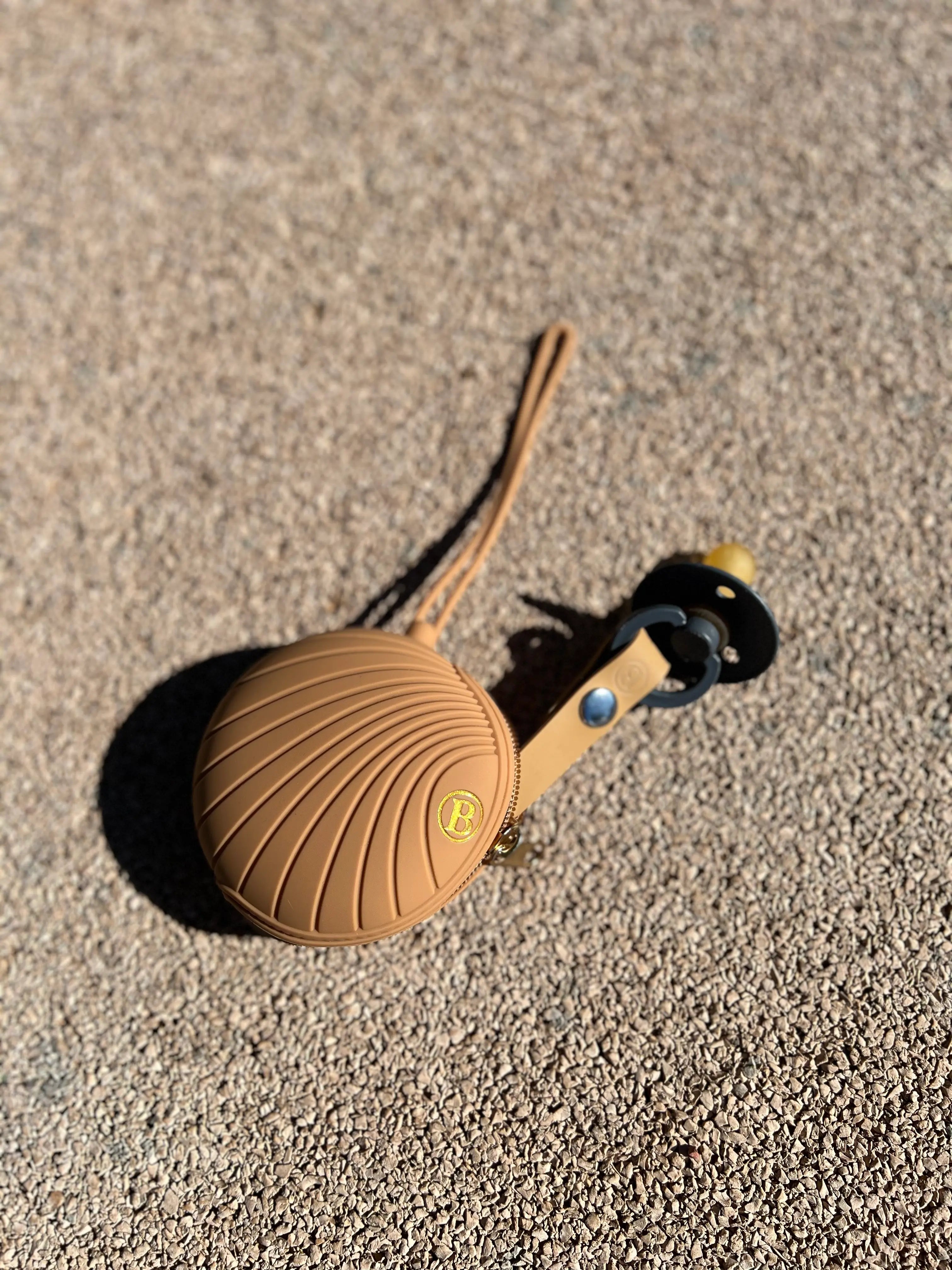 Attache tetine en silicone Camel Bim Bam Bloom dans la boite a sucette Camel Bim Bam Bloom.