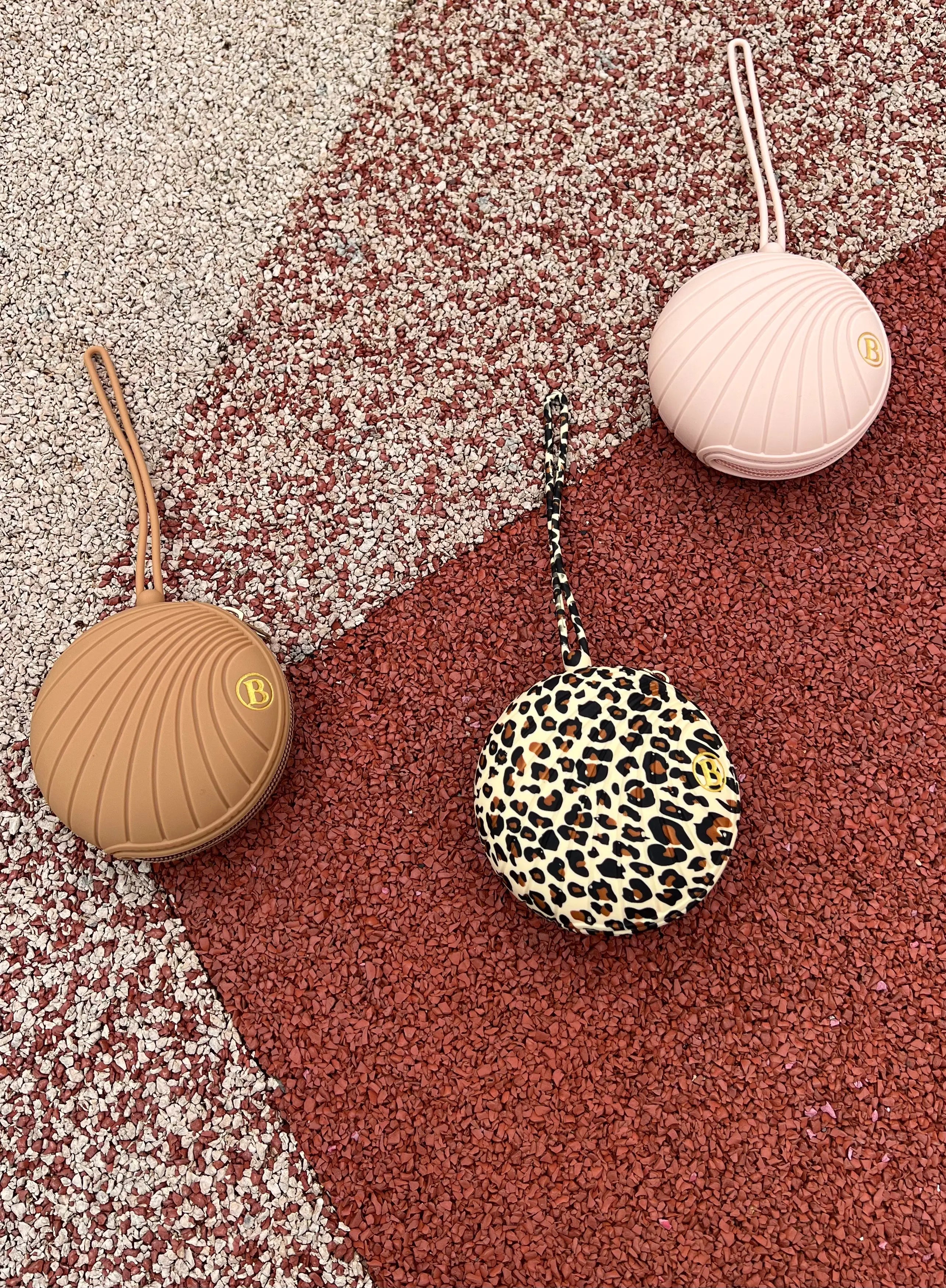 Étuis à tétines en silicone Bim Bam Bloom de différentes couleurs : rose, camel et léopard.