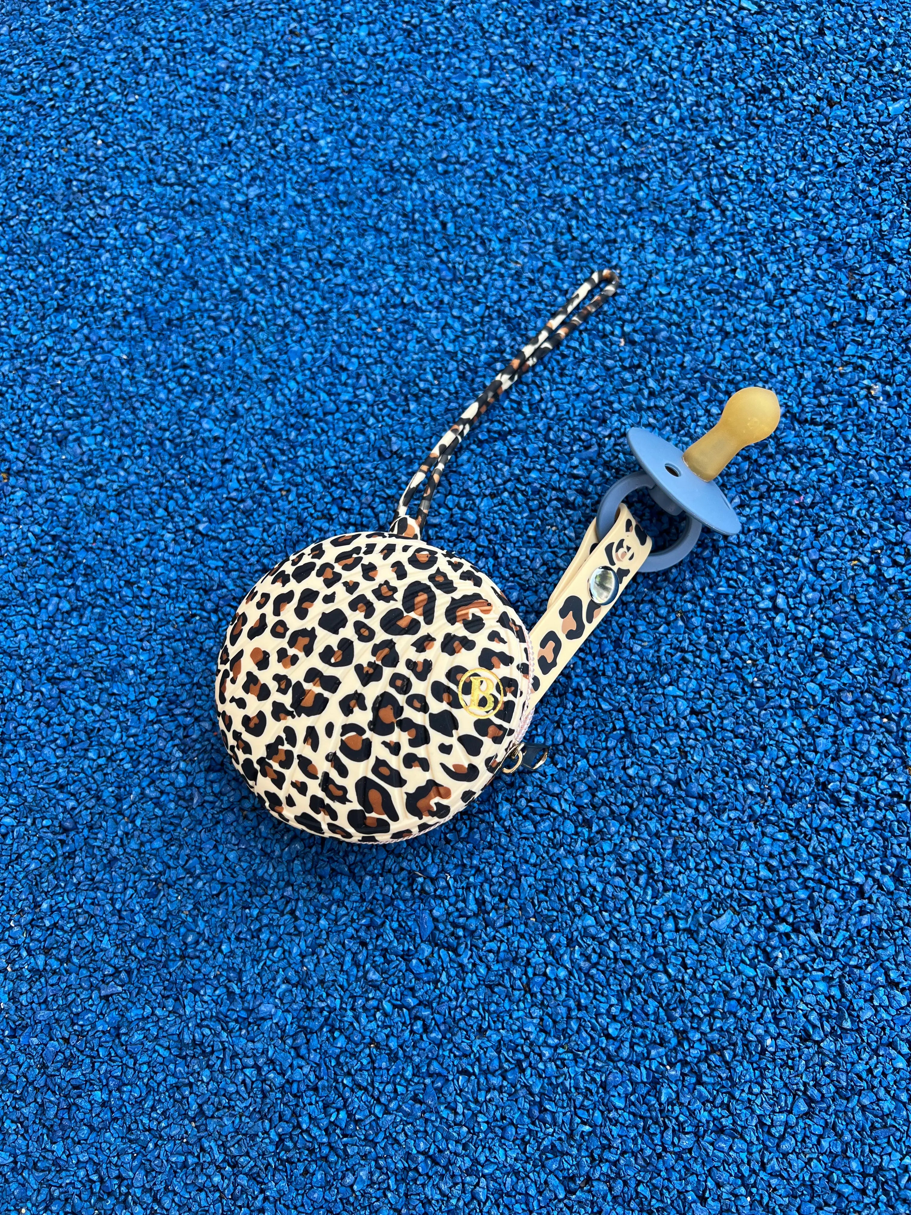 Boite a tetine et attache tetine leopard en silicone Bim Bam Bloom.