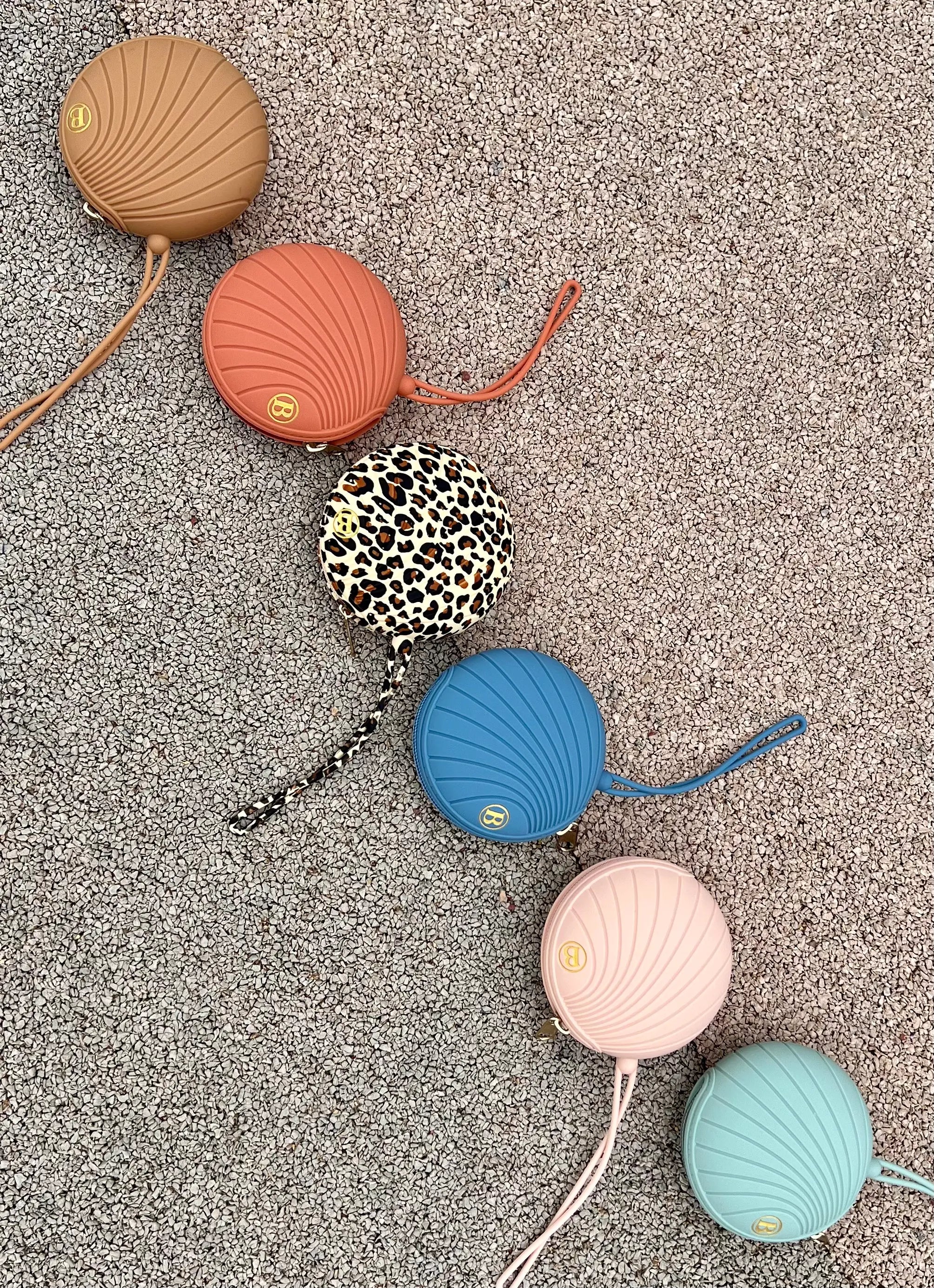 Nos six couleurs de boites a tetines, sucettes en silicone Bim Bam Bloom.
