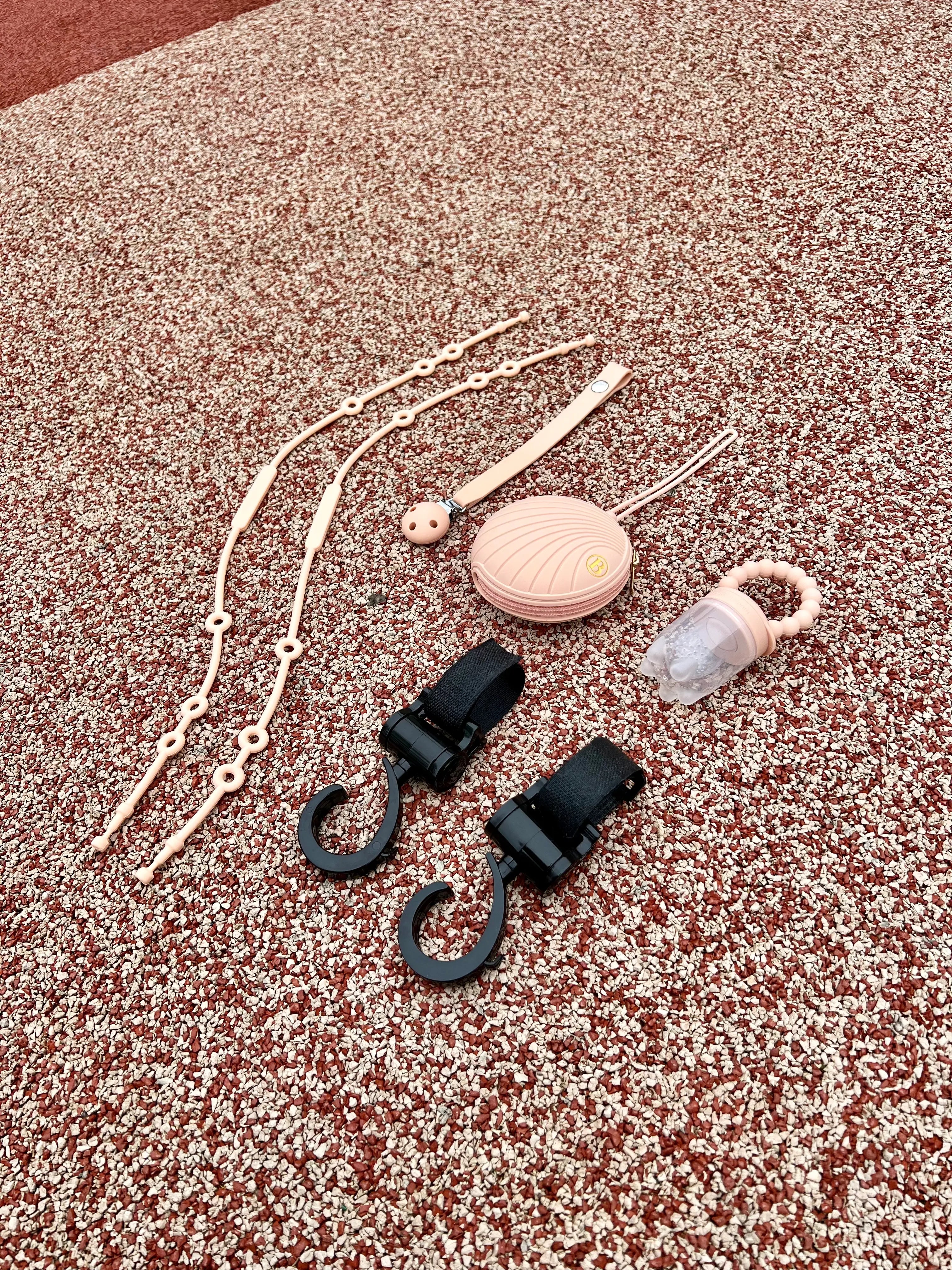 Coffret cadeau de naissance original, Pack Naissance Bim Bam Bloom en Rose, incluant une boîte à tétine, un attache-tétine, deux attaches doudou Lovie Link®, une tétine grignoteuse Yummy Tot’ et deux crochets pour poussette.