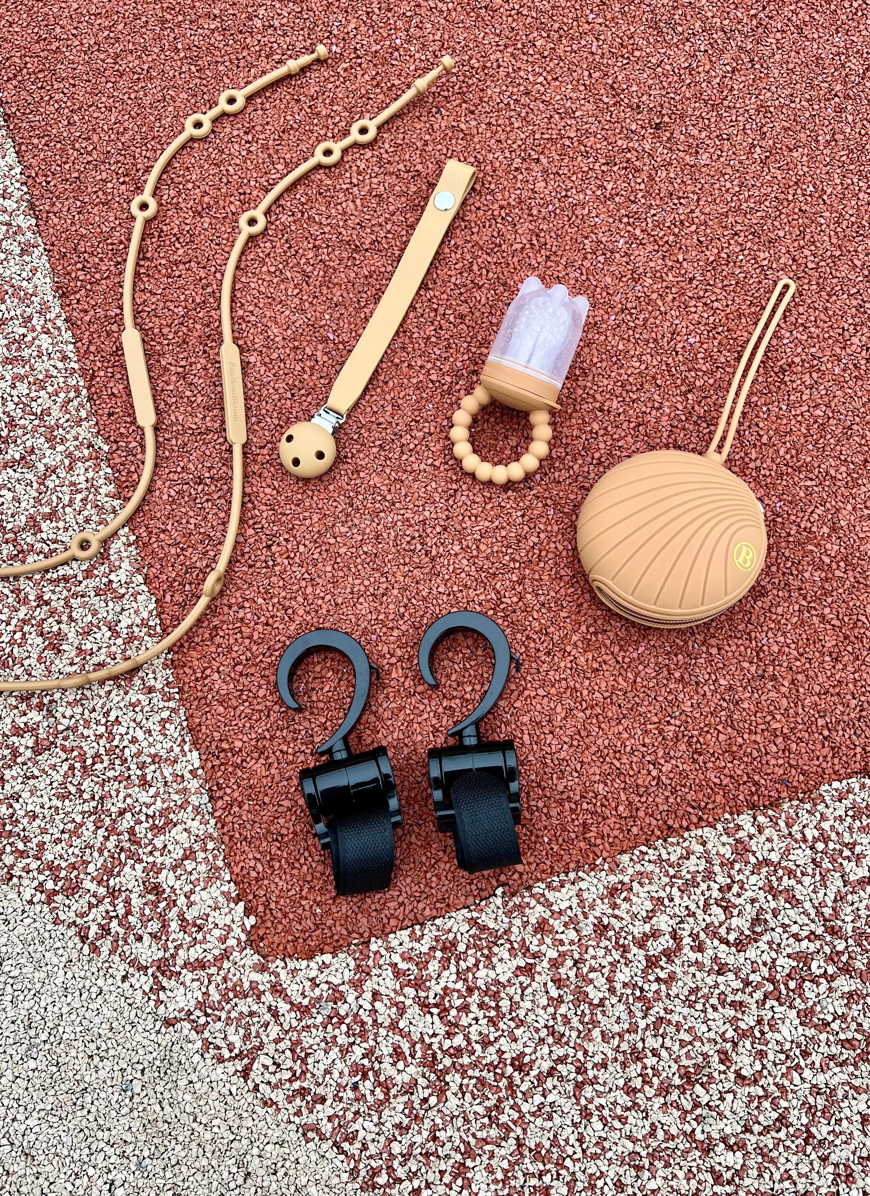 Coffret cadeau de naissance original, Pack Naissance Bim Bam Bloom en Camel, incluant une boîte à tétine, un attache-tétine, deux attaches doudou Lovie Link®, une tétine grignoteuse Yummy Tot’ et deux crochets pour poussette.