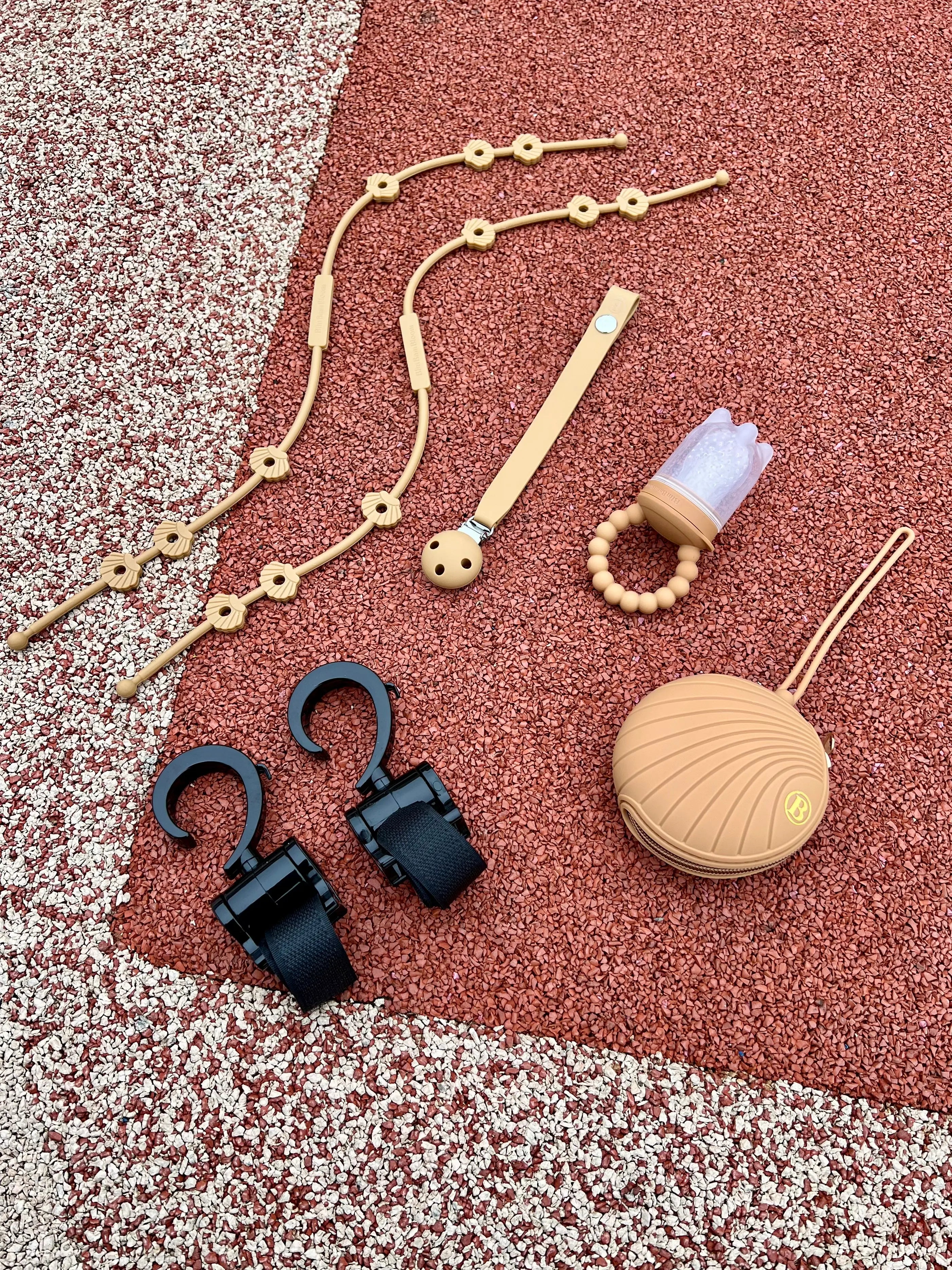 Coffret cadeau de naissance original, Pack Naissance Shell Bim Bam Bloom au design coquillahe Camel, incluant une boîte à tétine, un attache-tétine, deux attaches doudou Lovie Link®, une tétine grignoteuse Yummy Tot’ et deux crochets pour poussette.