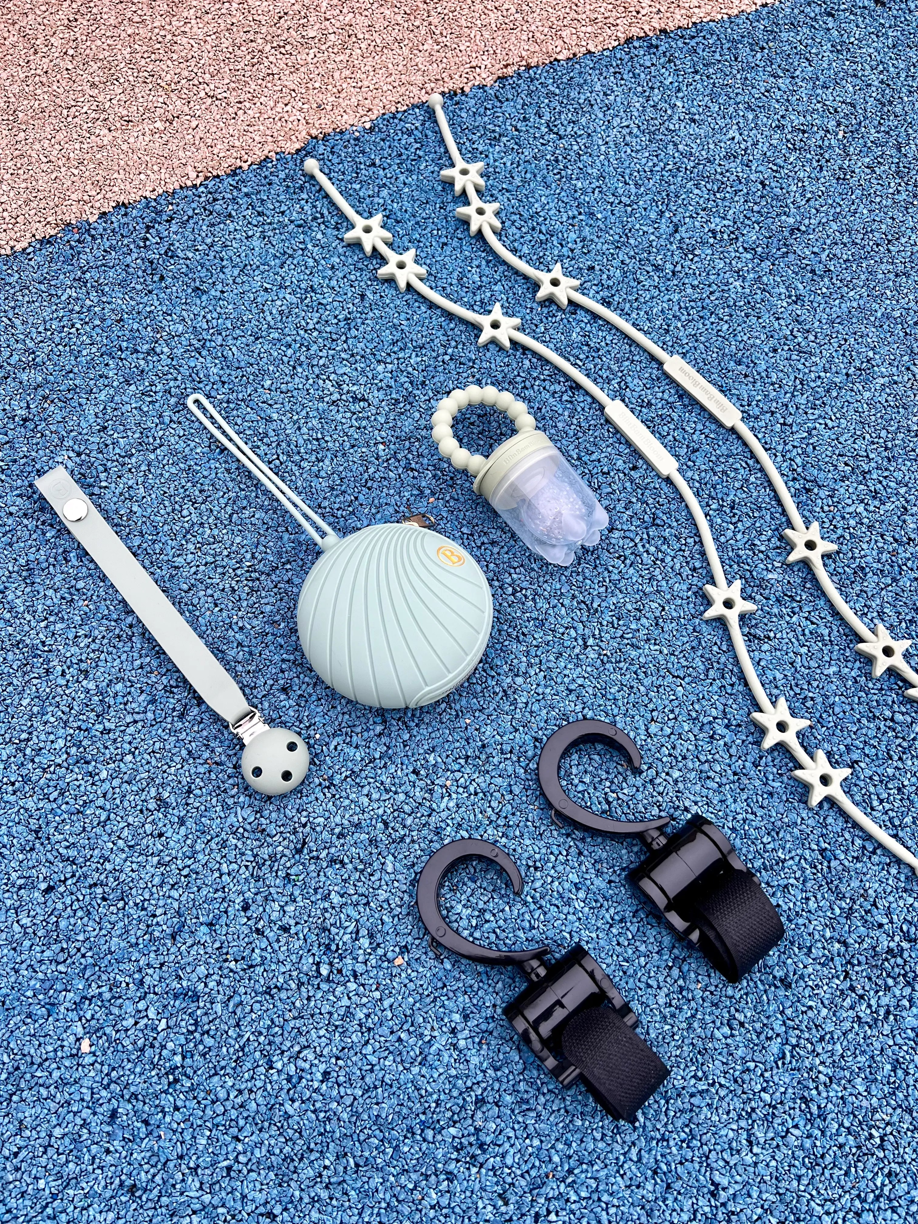 Coffret cadeau de naissance original, Pack Naissance Star Bim Bam Bloom au design étoilé vert, incluant une boîte à tétine, un attache-tétine, deux attaches doudou Lovie Link®, une tétine grignoteuse Yummy Tot’ et deux crochets pour poussette.