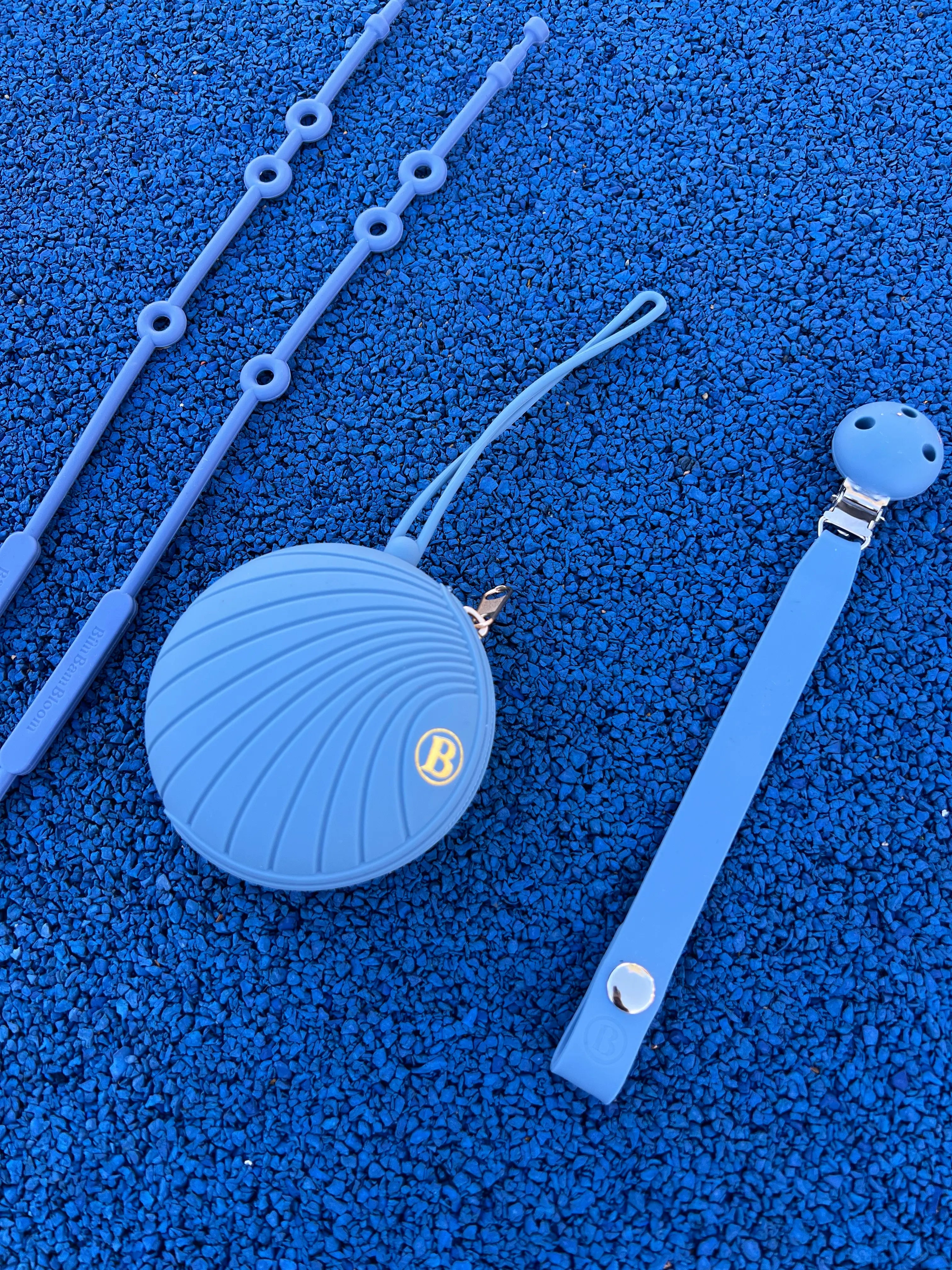 Pack Poussette Classic Bleu, Attache doudou pour poussette Lovie Link, attache-tétine bleu et boîte à tétine bleue avec logo doré Bim Bam Bloom