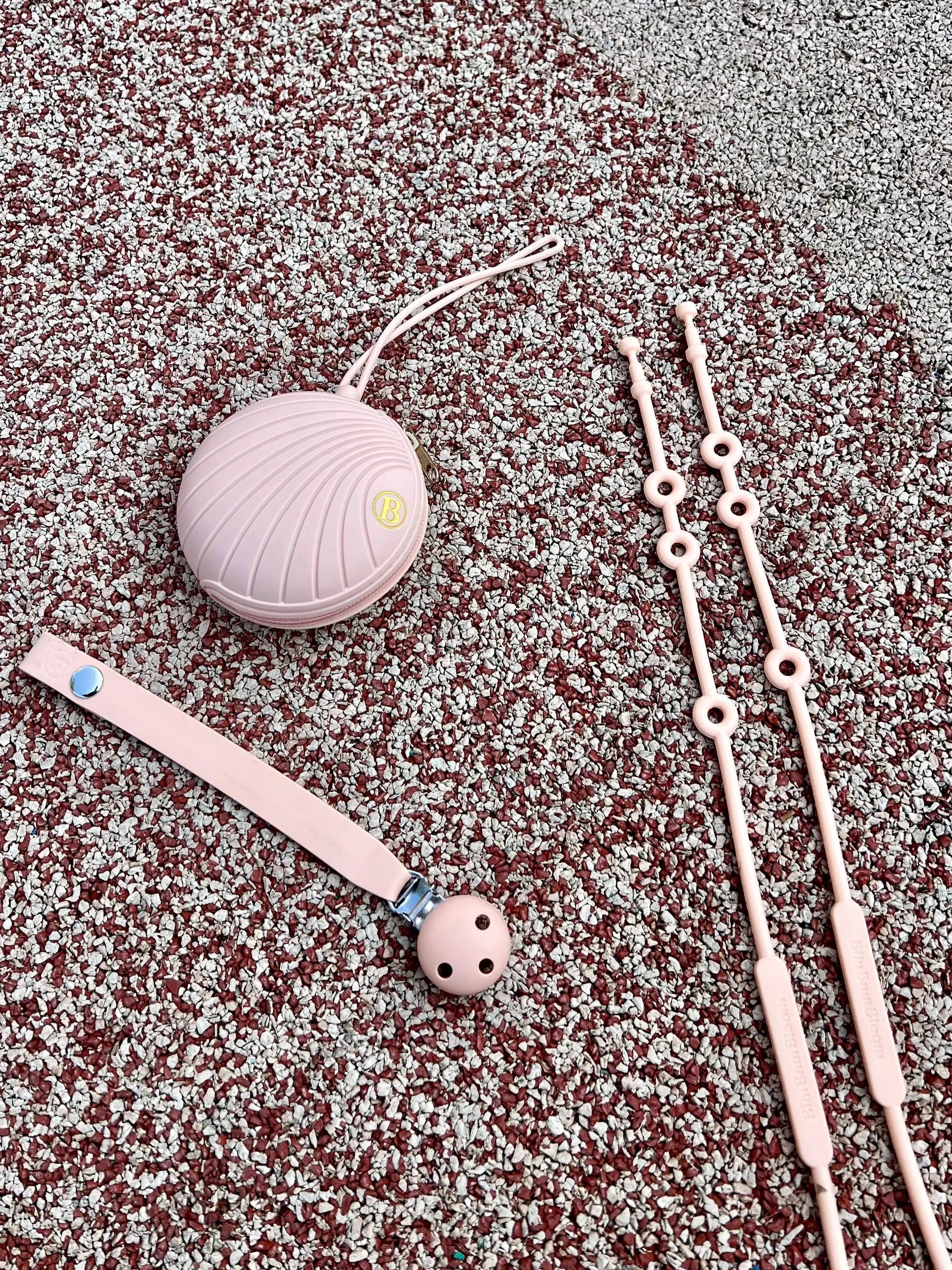 Pack Poussette Classic Rose Bim Bam Bloom, attache doudou pour poussette Lovie Link, attache-tétine et boîte à tétine rose en silicone avec logo doré