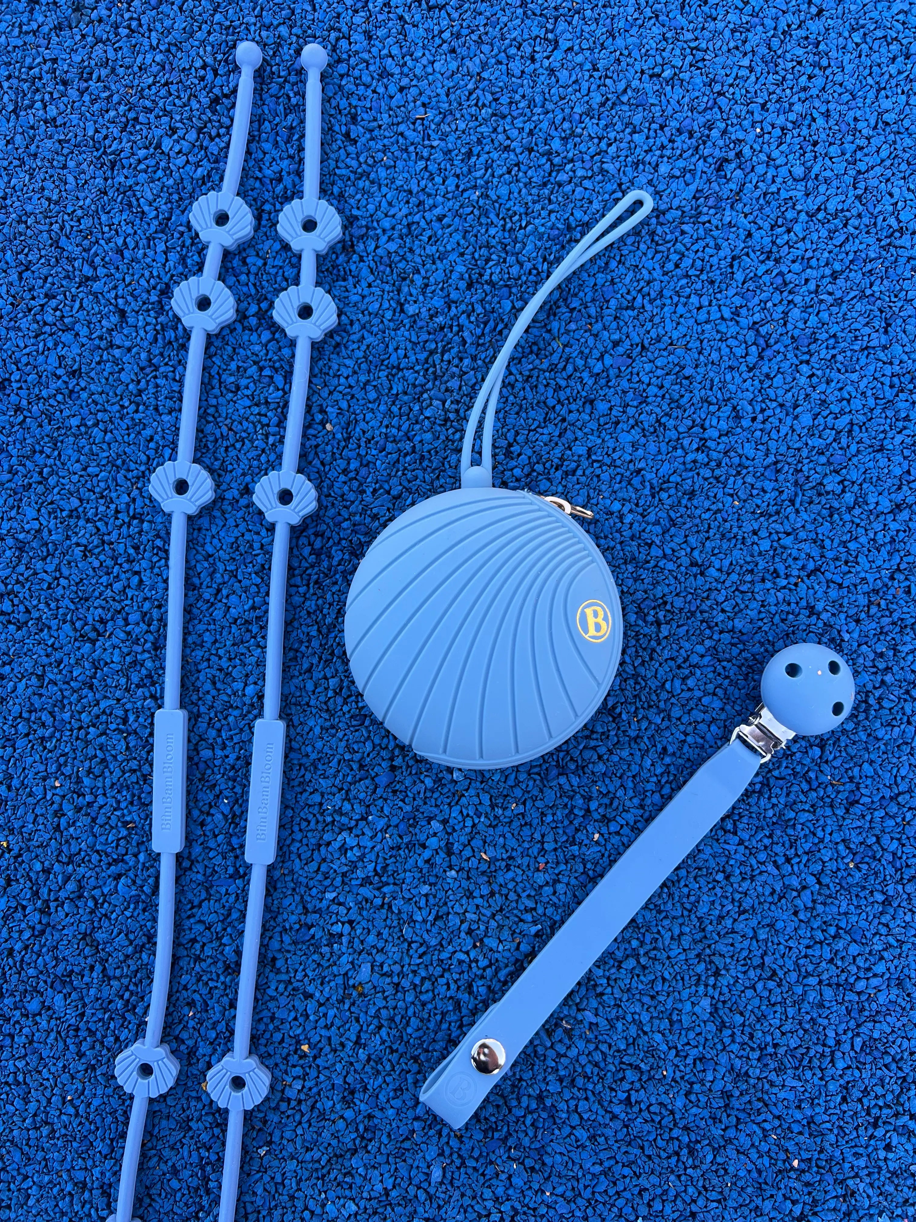 Pack poussette Shell Bleu comprenant attaches doudou pour poussette en silicone bleu, une boite a tetine et un attache tetine Bim Bam Bloom