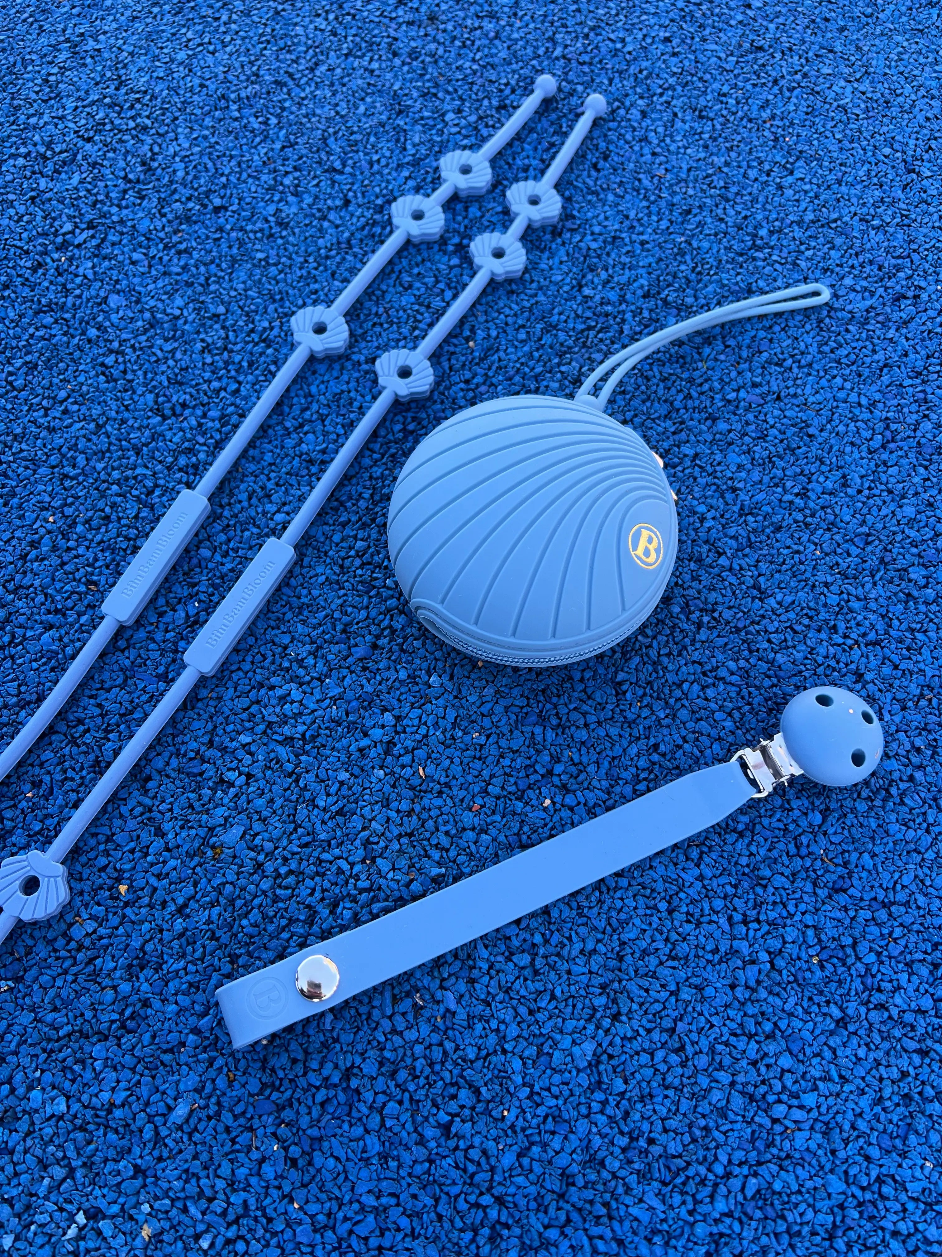 Pack poussette Shell Bleu comprenant attaches doudou pour poussette en silicone bleu, une boite a tetine et un attache tetine Bim Bam Bloom. Cadeau de naissance indispensable.