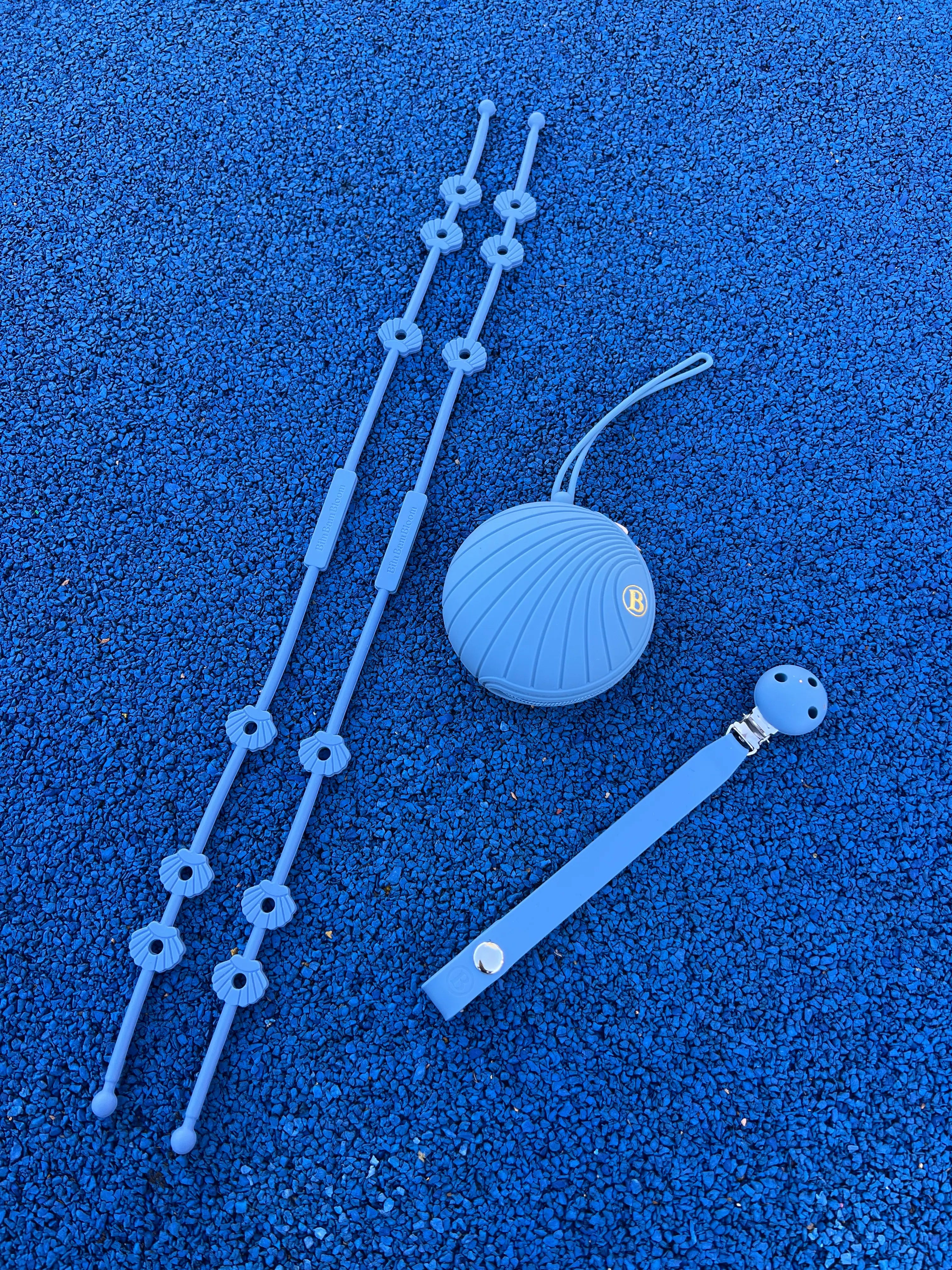 Pack poussette Shell Bleu comprenant attaches doudou pour poussette en silicone bleu, une boite a tetine et un attache tetine Bim Bam Bloom