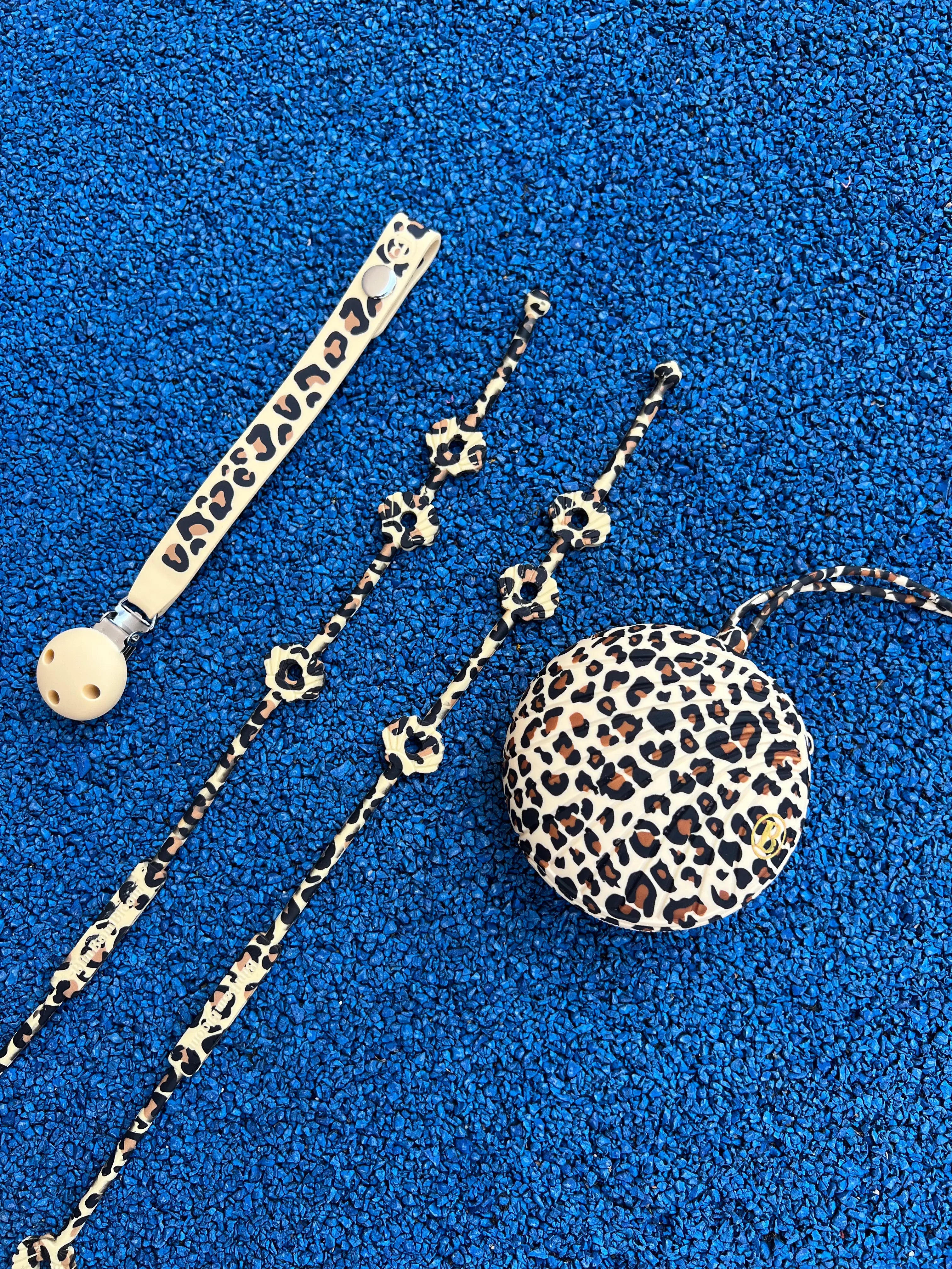 Cadeau de naissance utile pack poussette leopard Bim Bam Bloom, attache doudou pour poussette, boite a tetine et attache tetine se fixant partout.