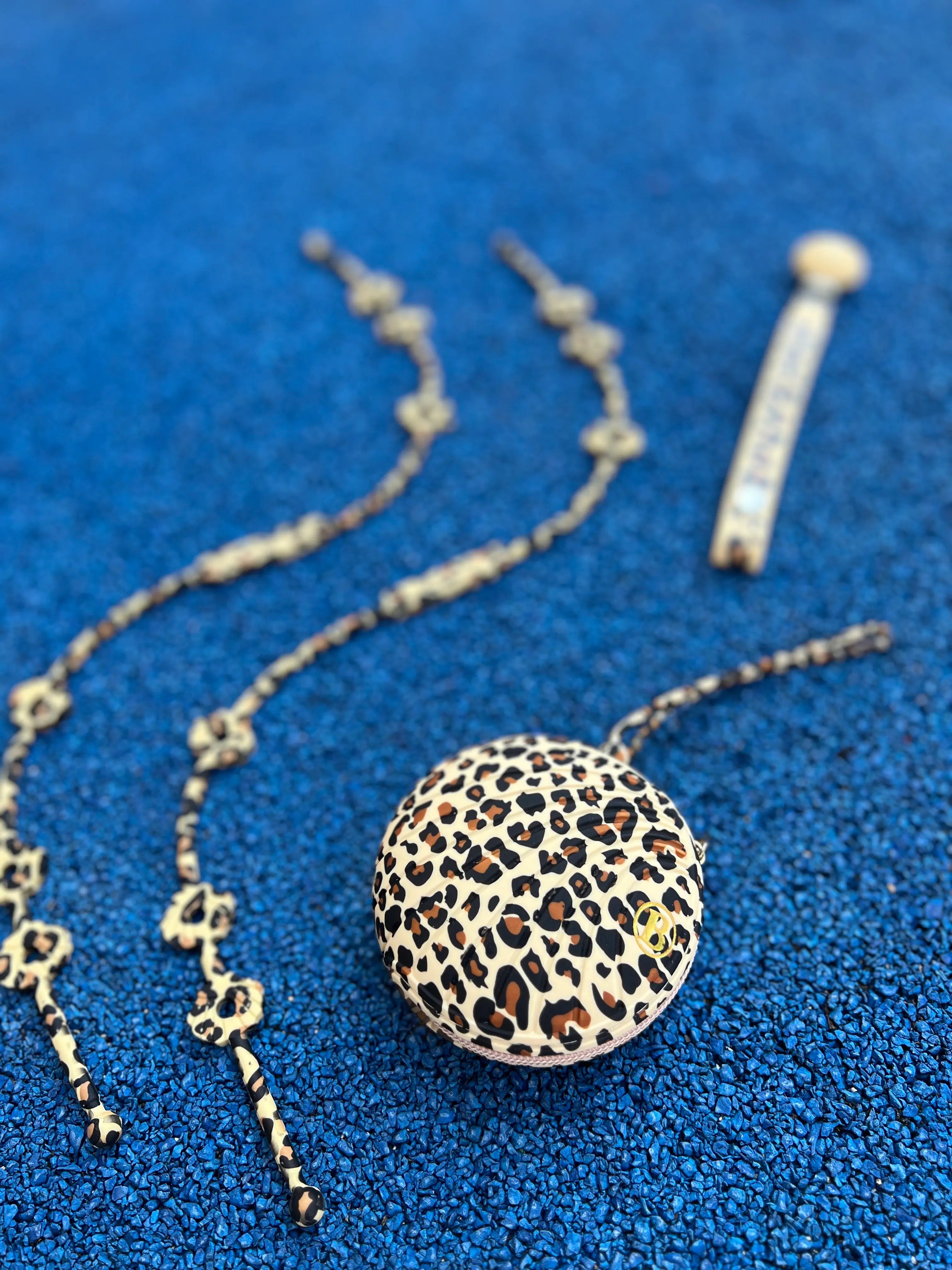 Boite a tetine et attache doudou pour poussette leopard en silicone Bim Bam Bloom.