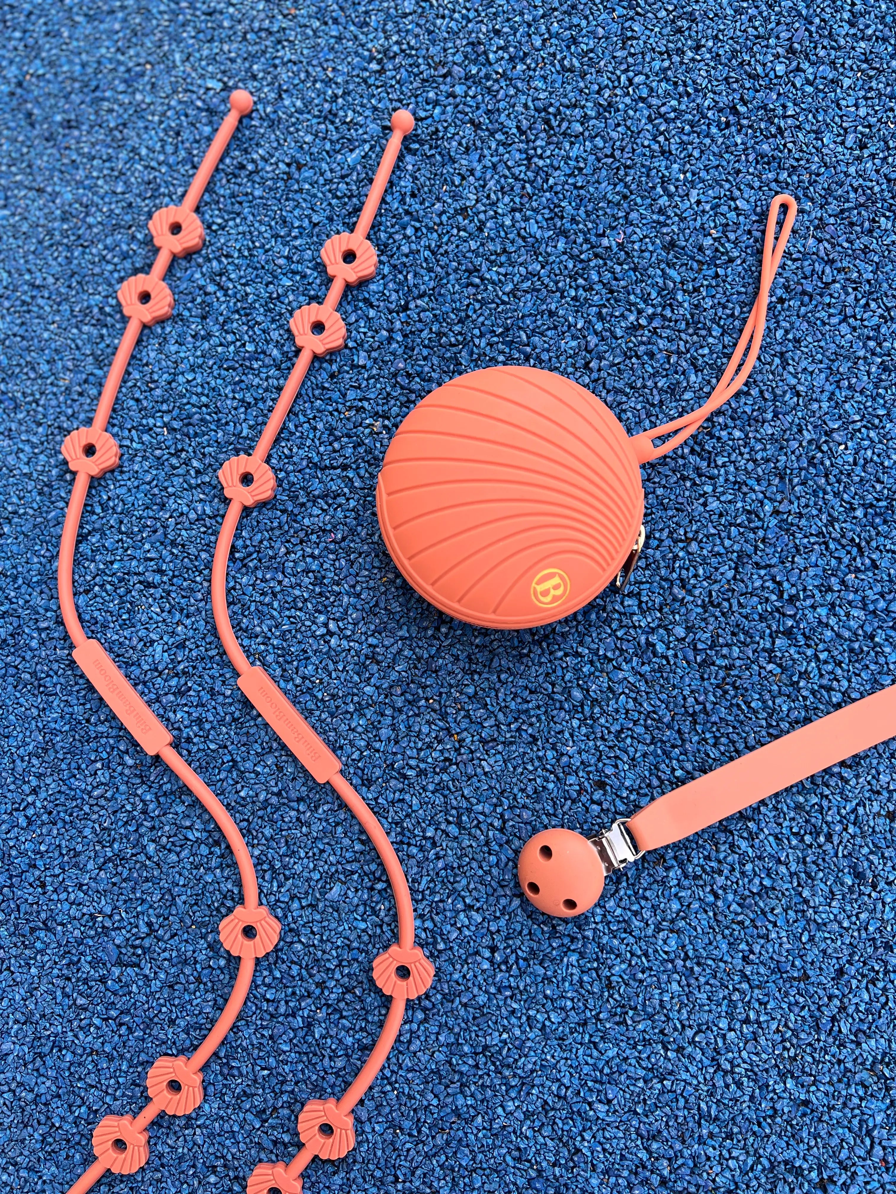 Cadeau de naissance utile et indispensable, pack poussette terracotta en siulicone Bim Bam Bloom. Attache doudou pour poussette, boite a tetine.
