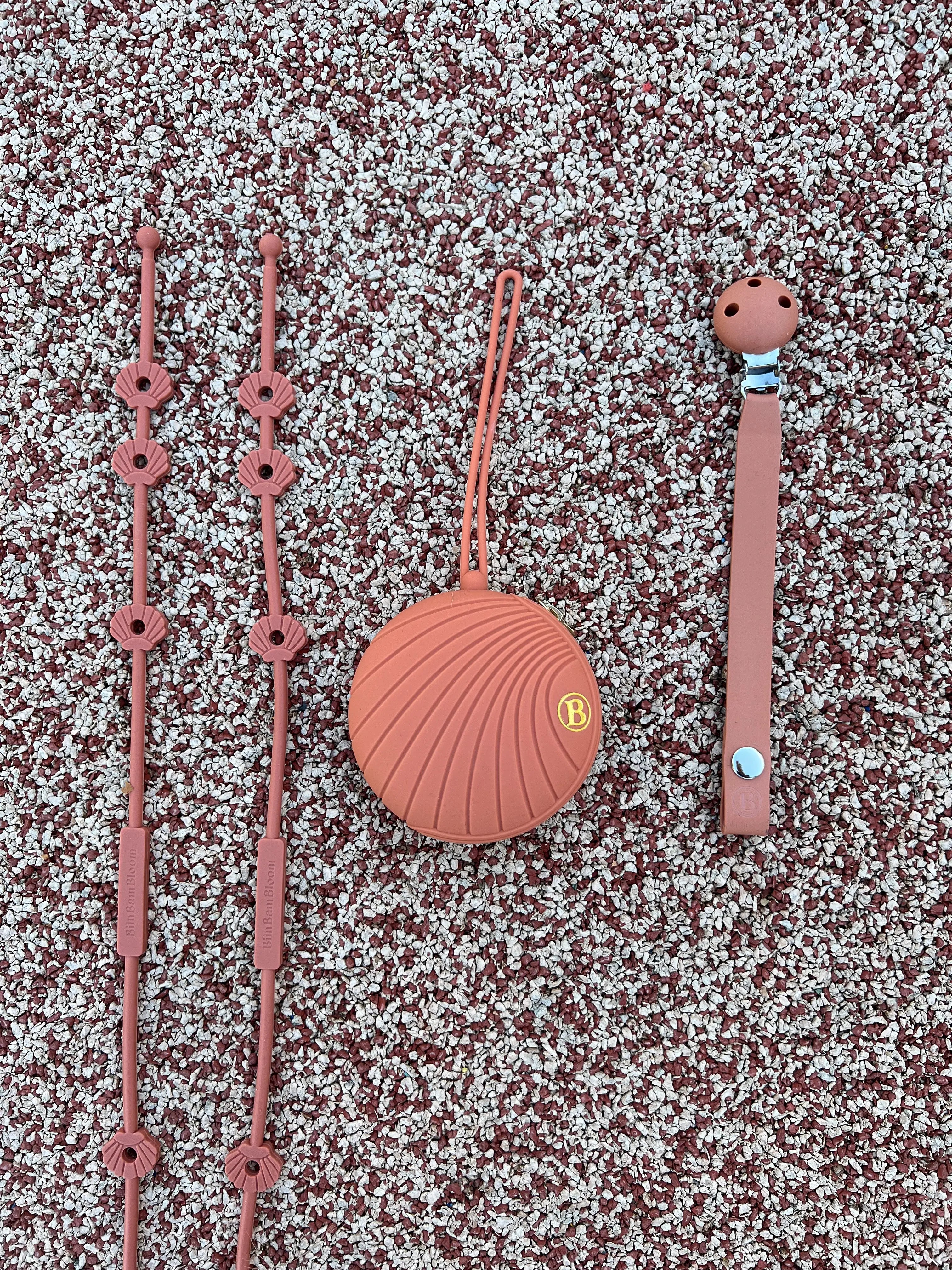 Cadeau de naissance utile. Pack poussette coquillage terracotta Bim Bam Bloom. Attache doudou pour poussette Lovie Link, attache tetine et boite a tetine en silicone.
