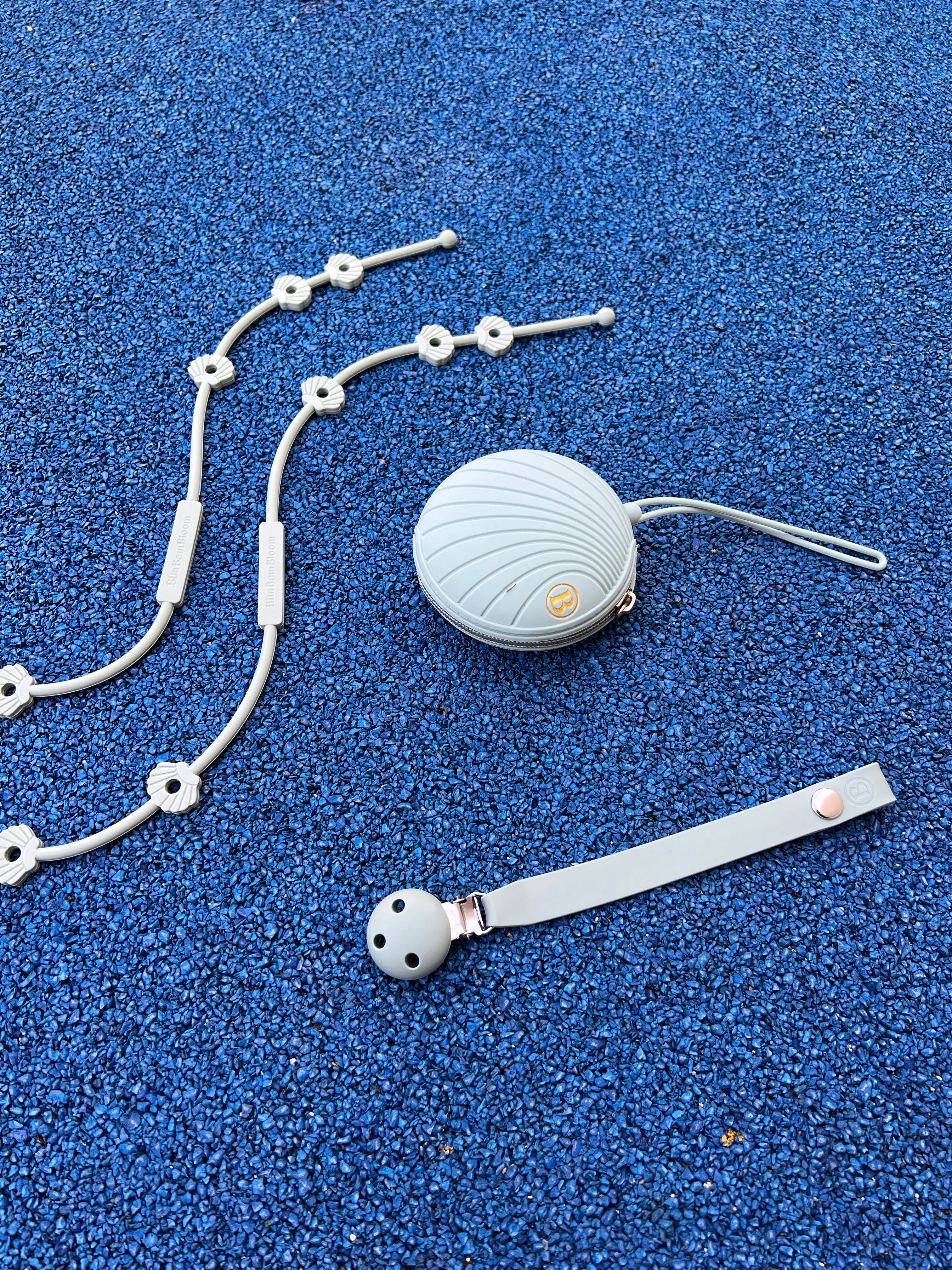 Pack poussette Shell vert creme glacee pistache comprenant deux attaches douodu pour poussette en silicone, une boite a tetine et un attache tetine Bim Bam Bloom.