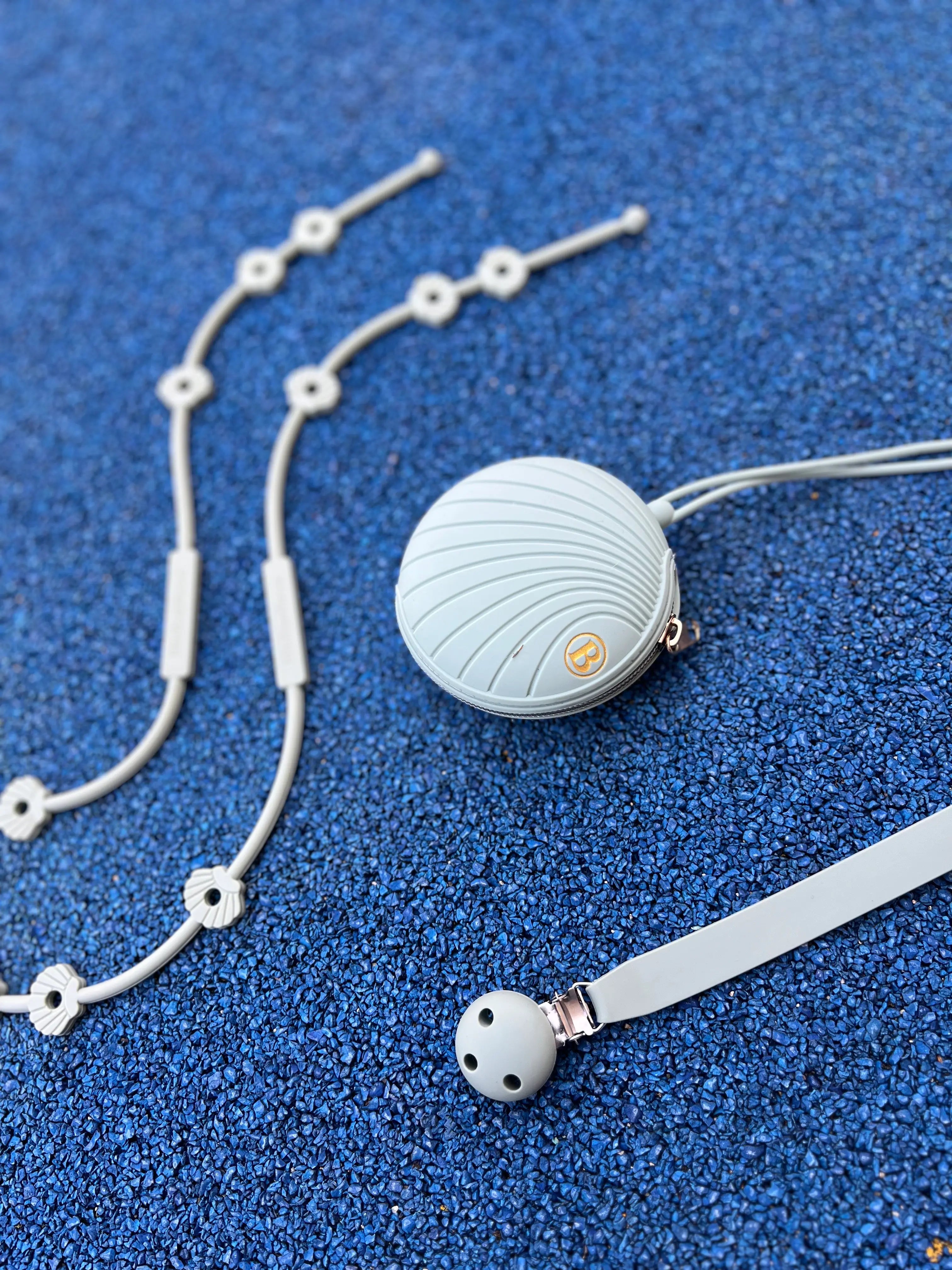 Pack poussette Shell vert creme glacee pistache comprenant deux attaches douodu pour poussette en silicone, une boite a tetine et un attache tetine Bim Bam Bloom.