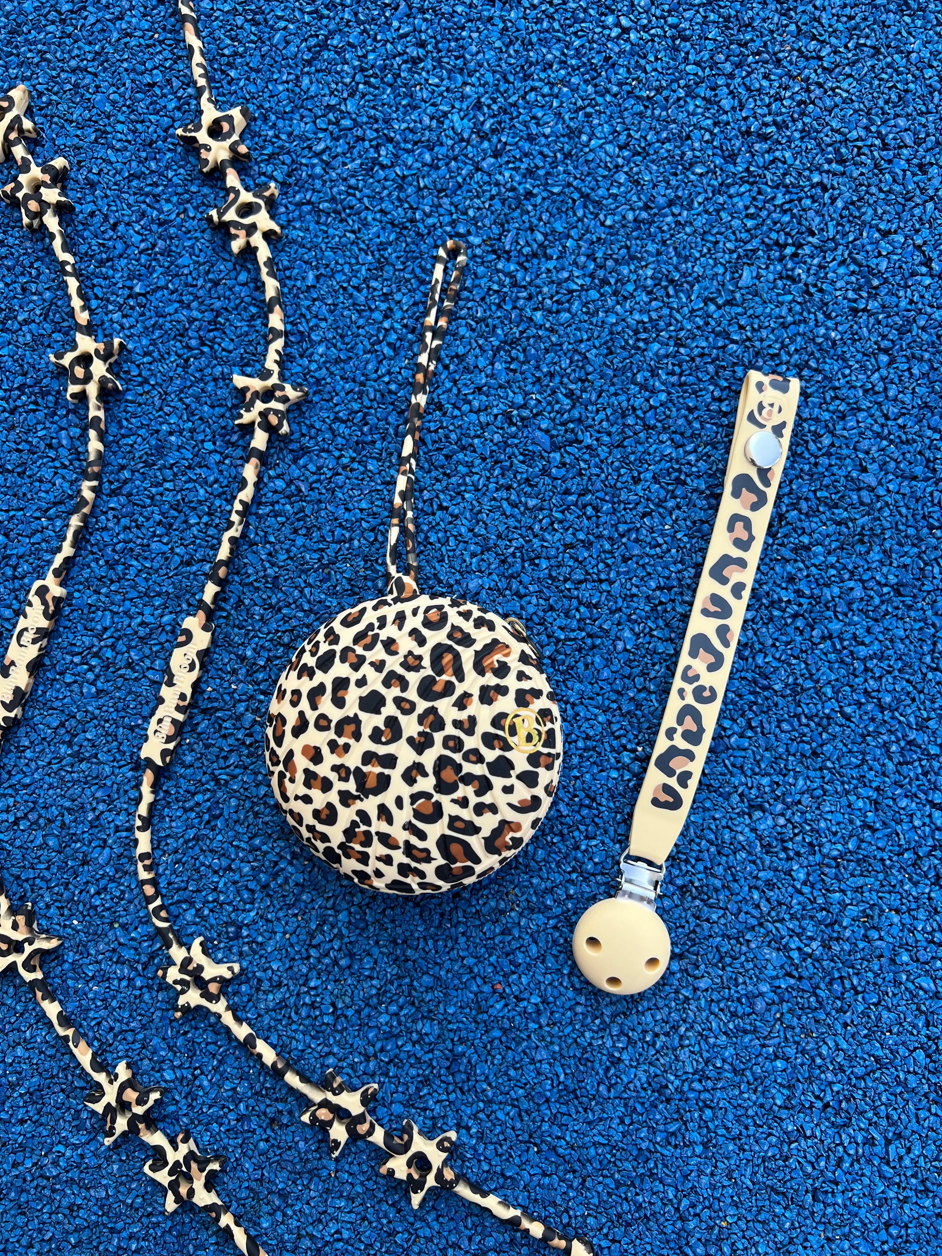 Coffret cadeau naissance, pack poussette star leopard en silicone Bim Bam Bloom. Attache doudou pour poussette leopard avec boite a tetine et attache tetine.