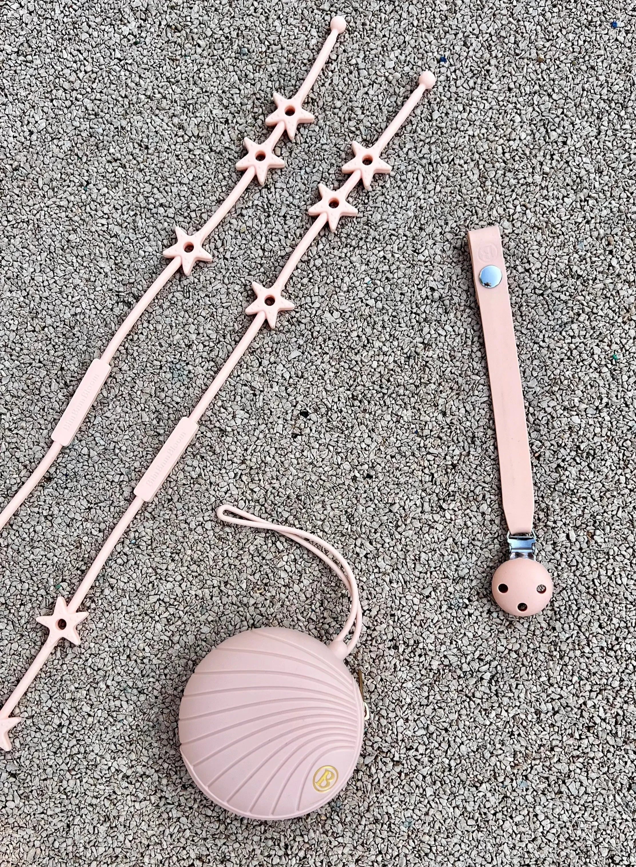 Cadeau de naissance pack poussette Star en silicone Rose Bim Bam Bloom. Attache doudou pour poussette etoile Lovie Link, attache tetine et boite a tetine rose