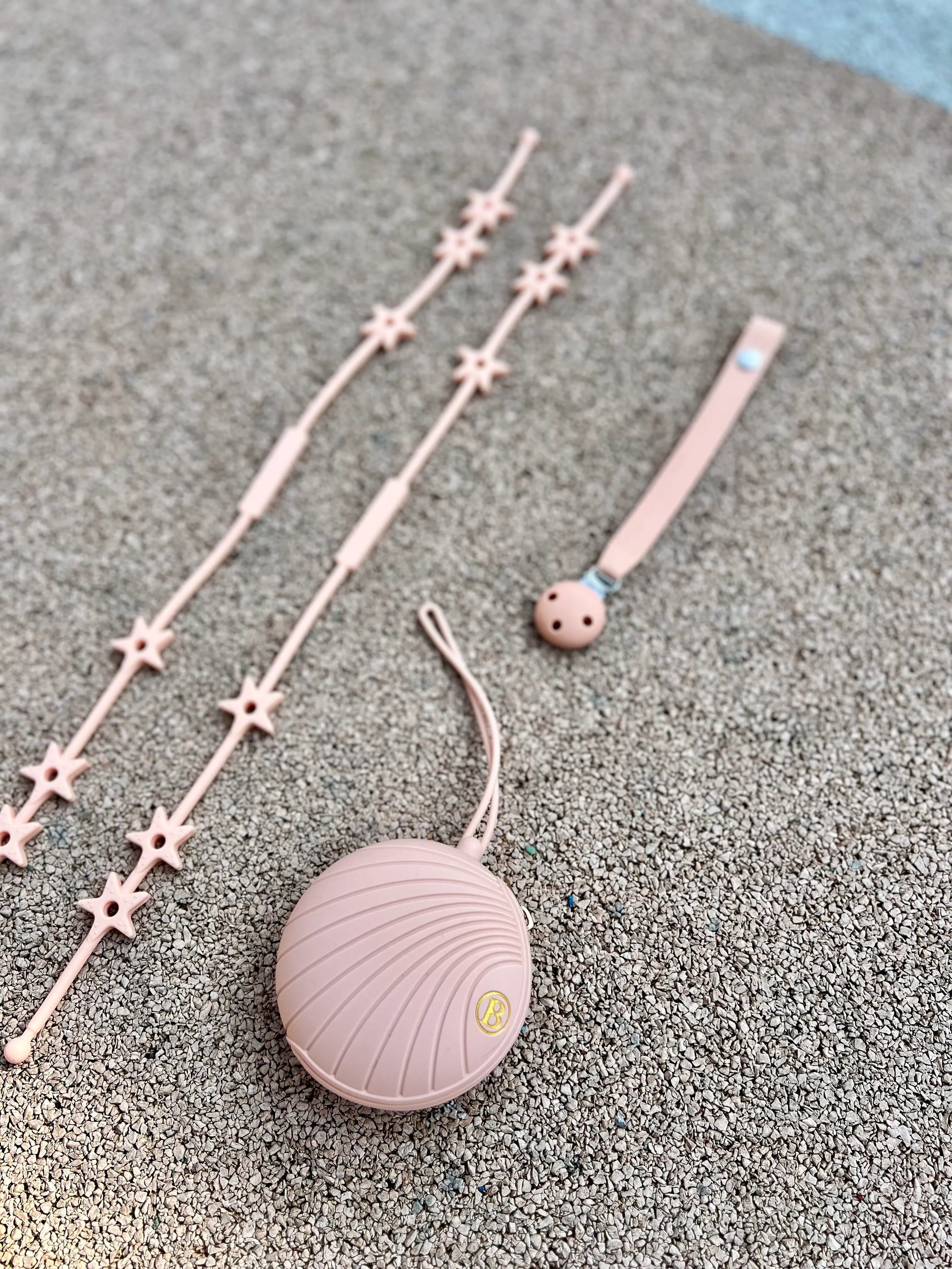 Cadeau de naissance pack poussette Star en silicone Rose Bim Bam Bloom. Attache doudou pour poussette etoile Lovie Link, attache tetine et boite a tetine rose