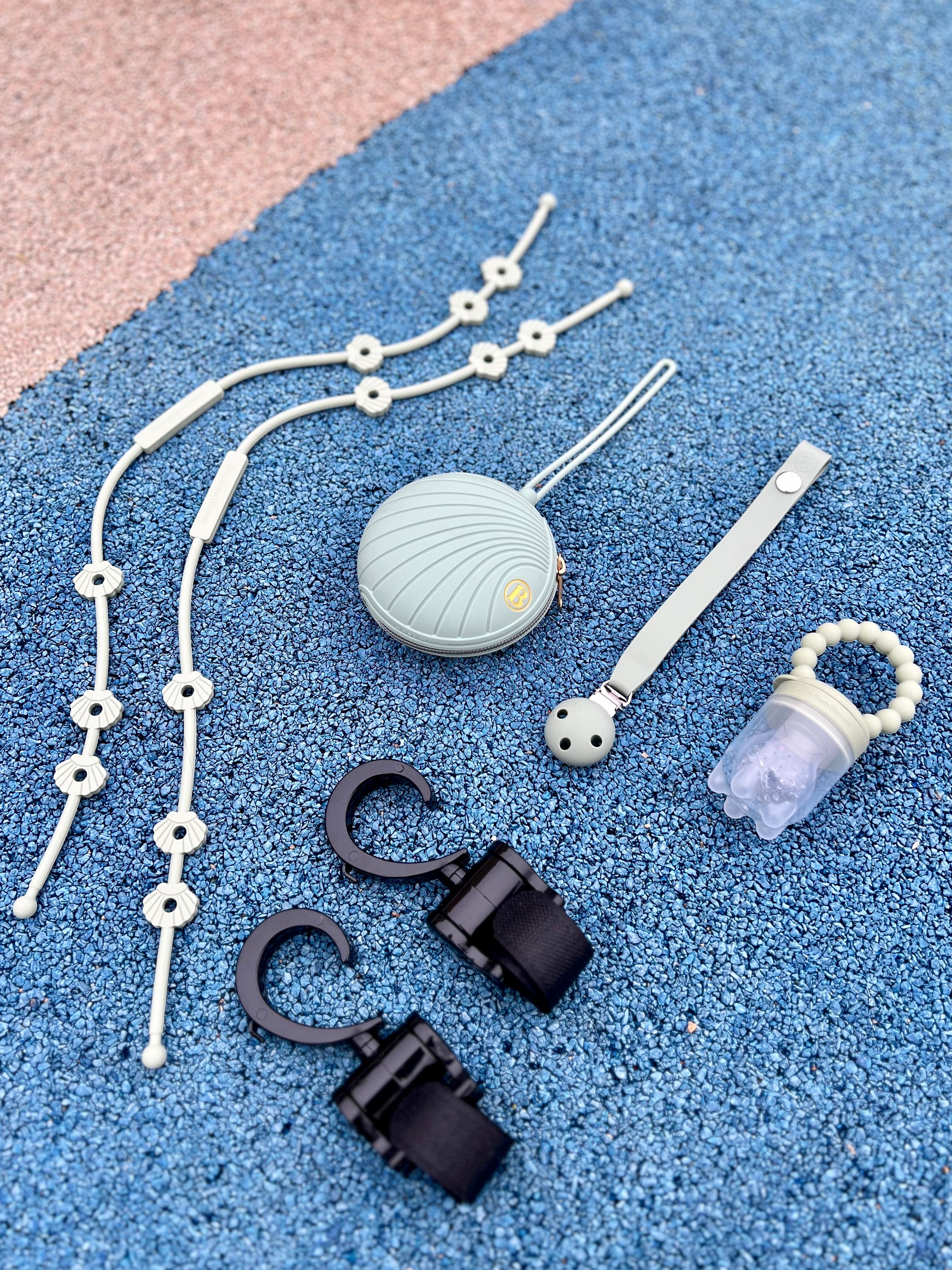 Coffret cadeau de naissance original, Pack Naissance Shell au design coquillage Bim Bam Bloom en Vert, incluant une boîte à tétine, un attache-tétine, deux attaches doudou Lovie Link®, une tétine grignoteuse Yummy Tot’ et deux crochets pour poussette.
