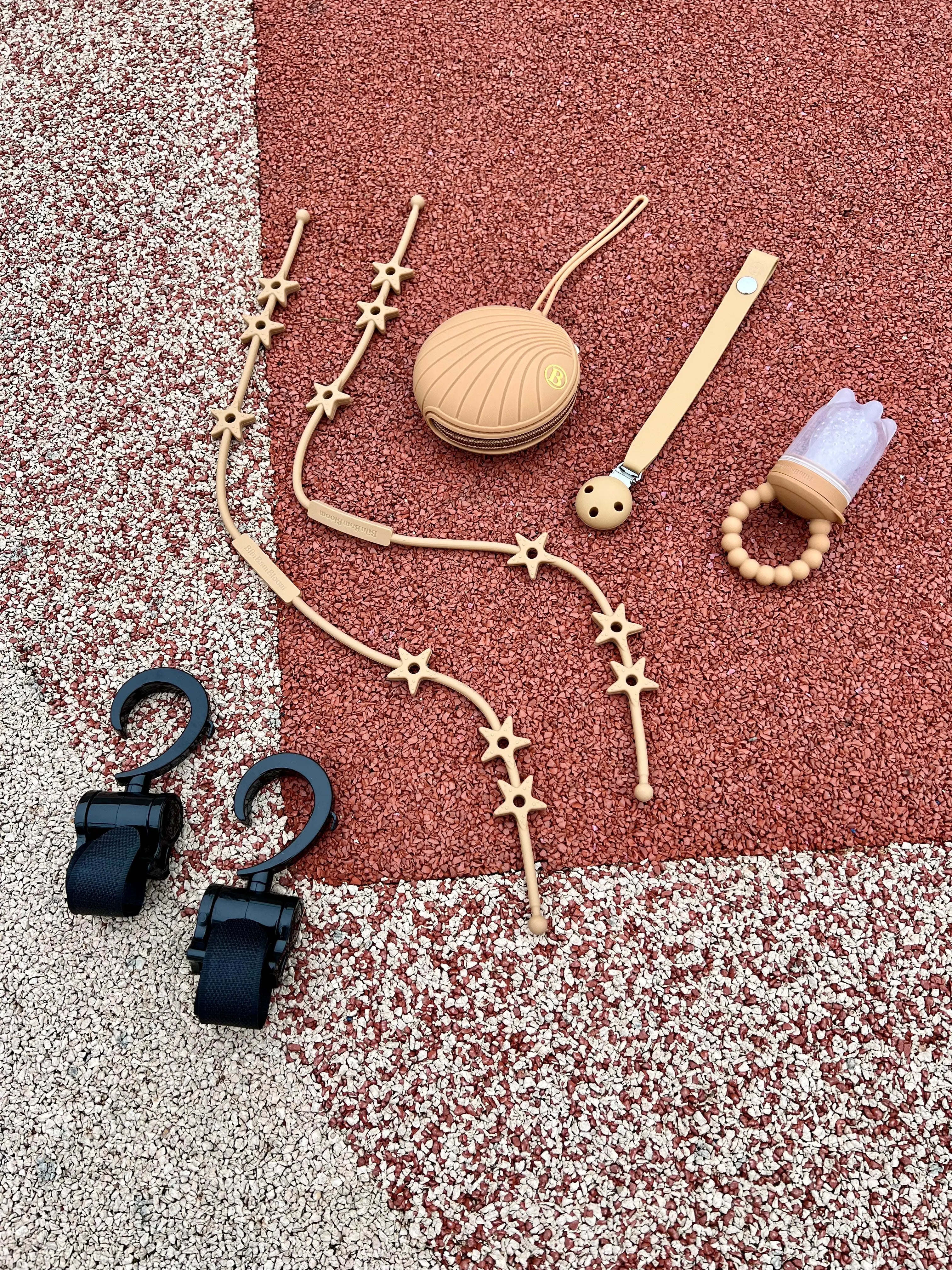 Coffret cadeau de naissance original, Pack Naissance Star Bim Bam Bloom au design étoilé camel, incluant une boîte à tétine, un attache-tétine, deux attaches doudou Lovie Link®, une tétine grignoteuse Yummy Tot’ et deux crochets pour poussette.