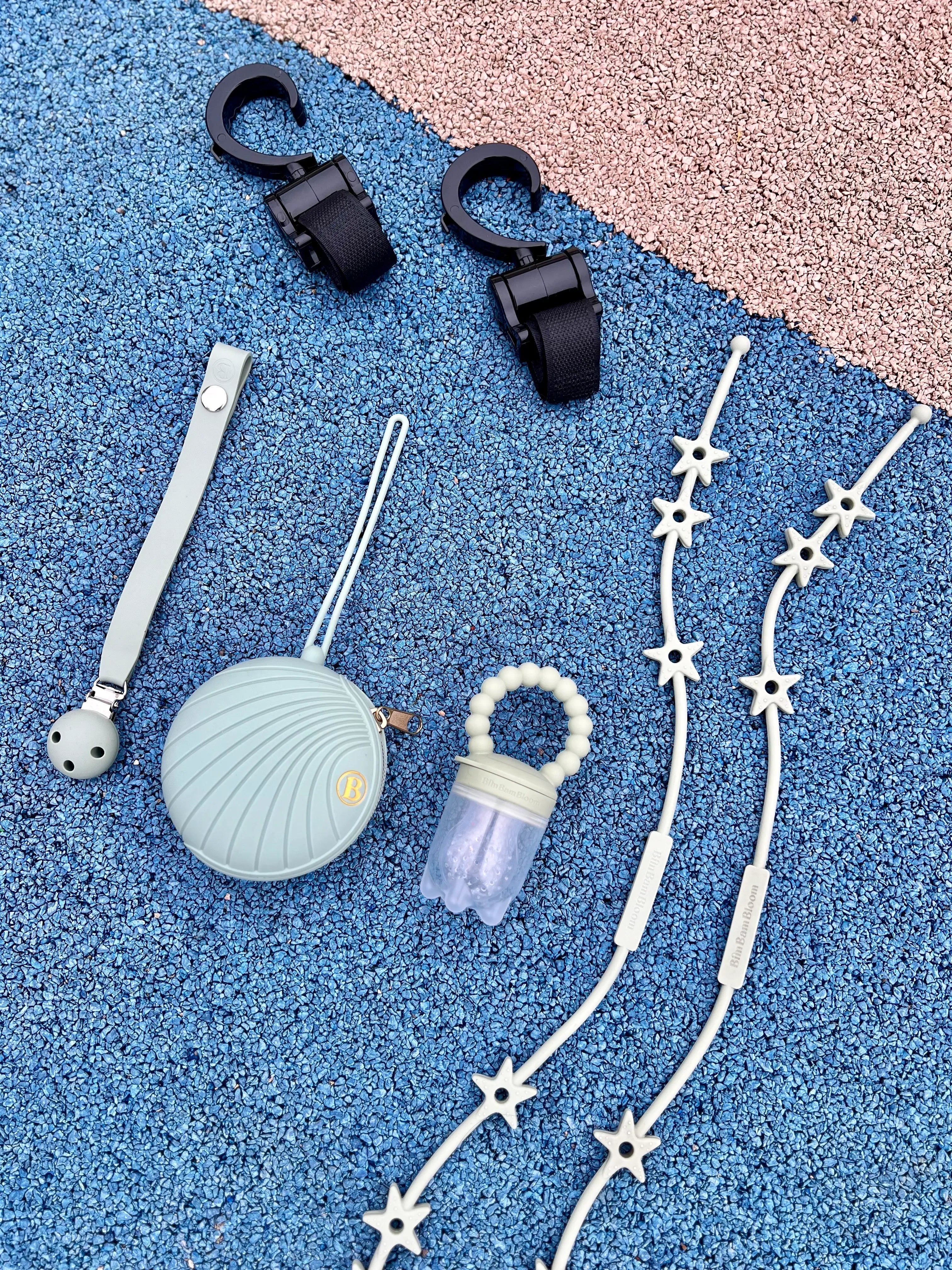 Coffret cadeau de naissance original, Pack Naissance Star Bim Bam Bloom au design étoilé vert, incluant une boîte à tétine, un attache-tétine, deux attaches doudou Lovie Link®, une tétine grignoteuse Yummy Tot’ et deux crochets pour poussette.