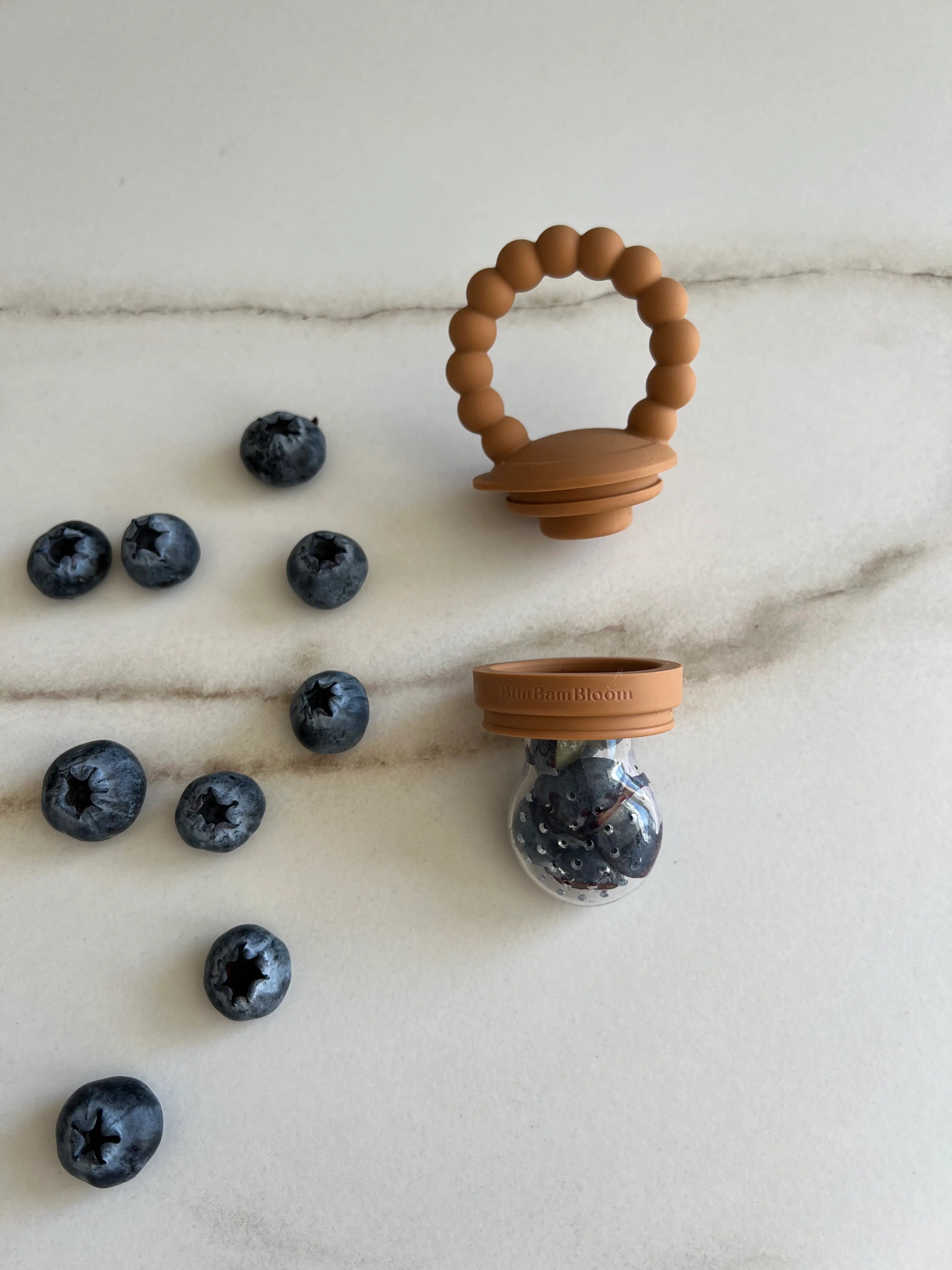 Tétine grignoteuse Yummy Tot® en Camel, idéale pour faciliter l'apprentissage de la diversification alimentaire avec un design sûr et amusant pour bébé.