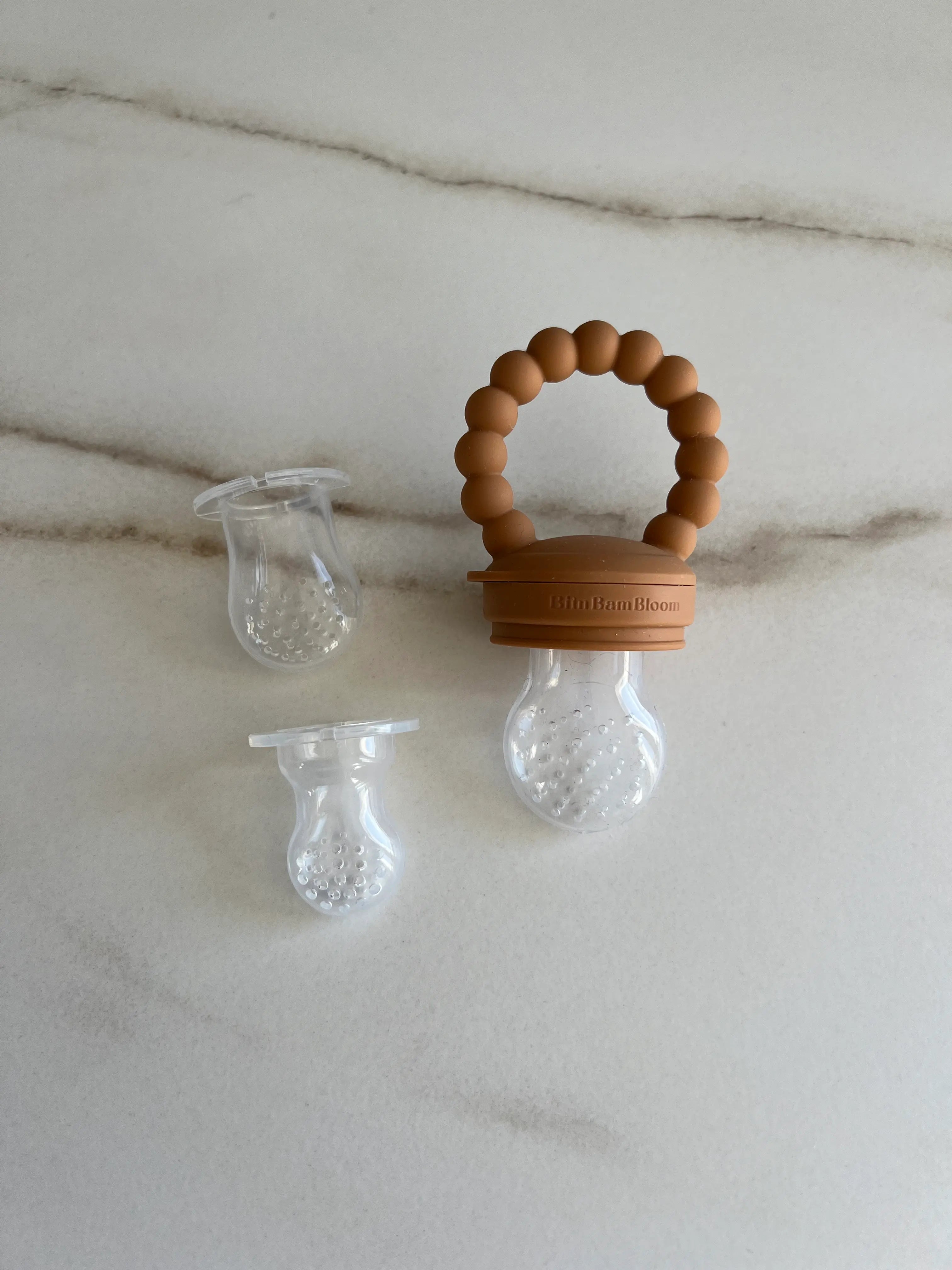 tétine grignoteuse Yummy Tot® en couleur camel, pour un apaisement optim al pendant la diversification alimentaire. Trois tailles de tétines.