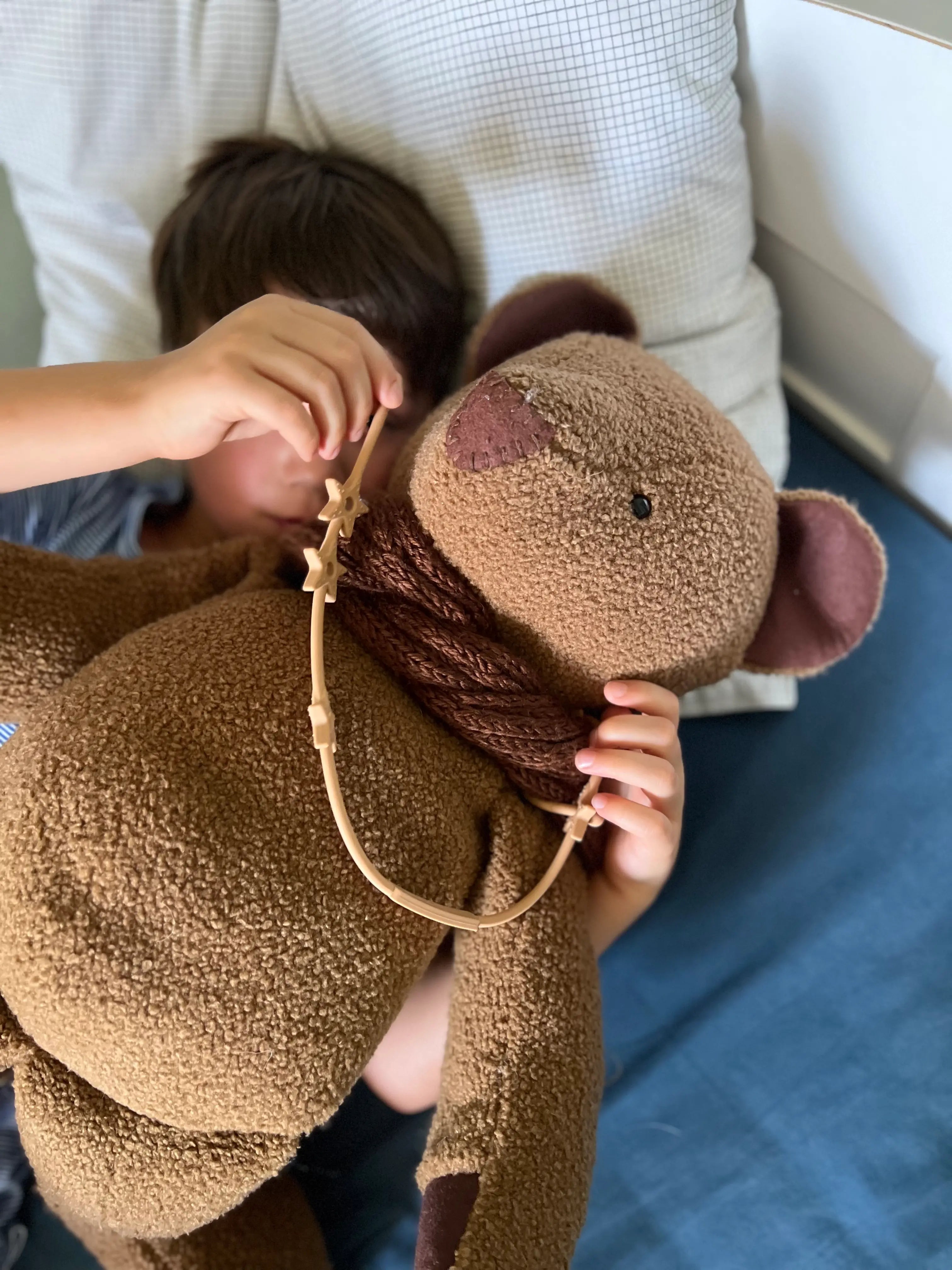 Lovie Link® Star en Camel Dune Dorée, attaches doudou pour poussette permettant de garder le doudou de bébé toujours en sécurité dans les mains d'un petit par Bim bam Bloom.