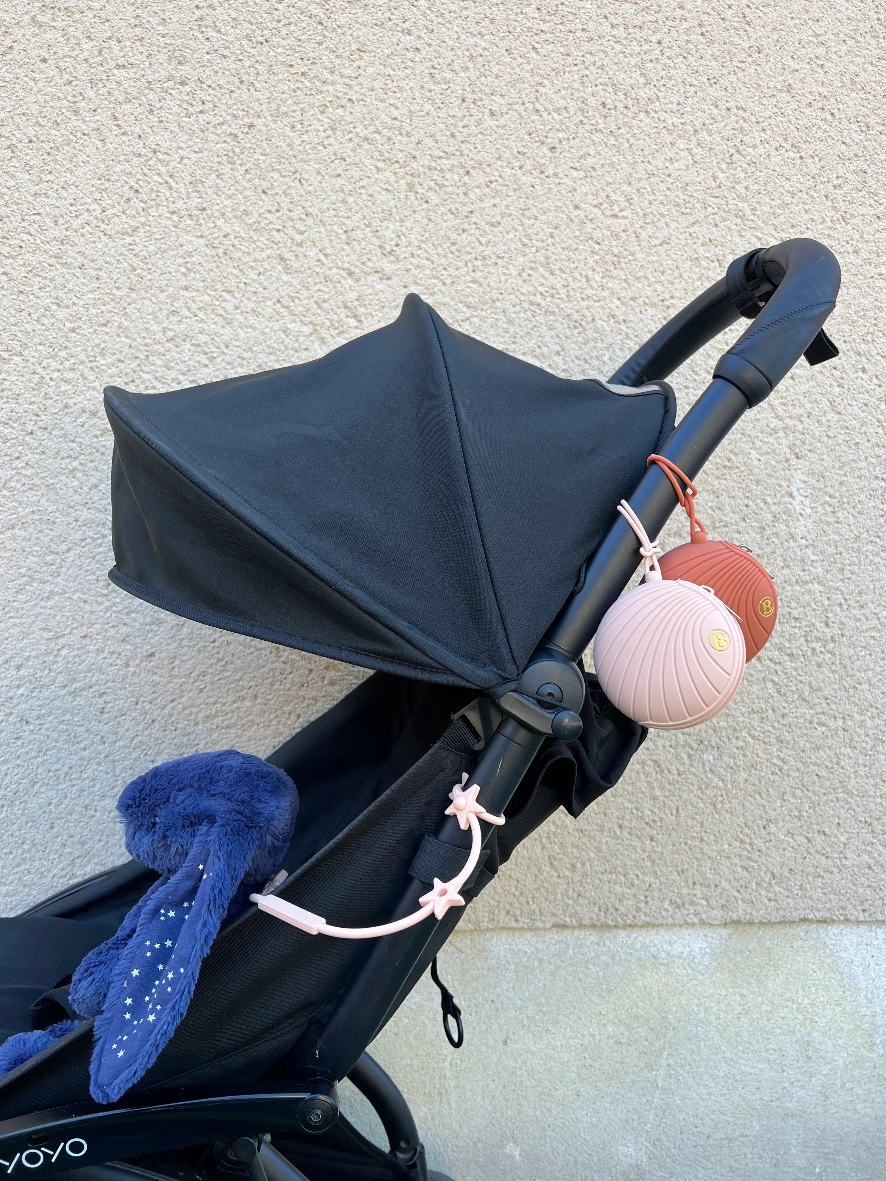 Boîte à tétine Rose et attache doudou pour poussette Lovie Link rose star de Bim Bam Bloom, des accessoires pour poussette indispensable au design adorable.