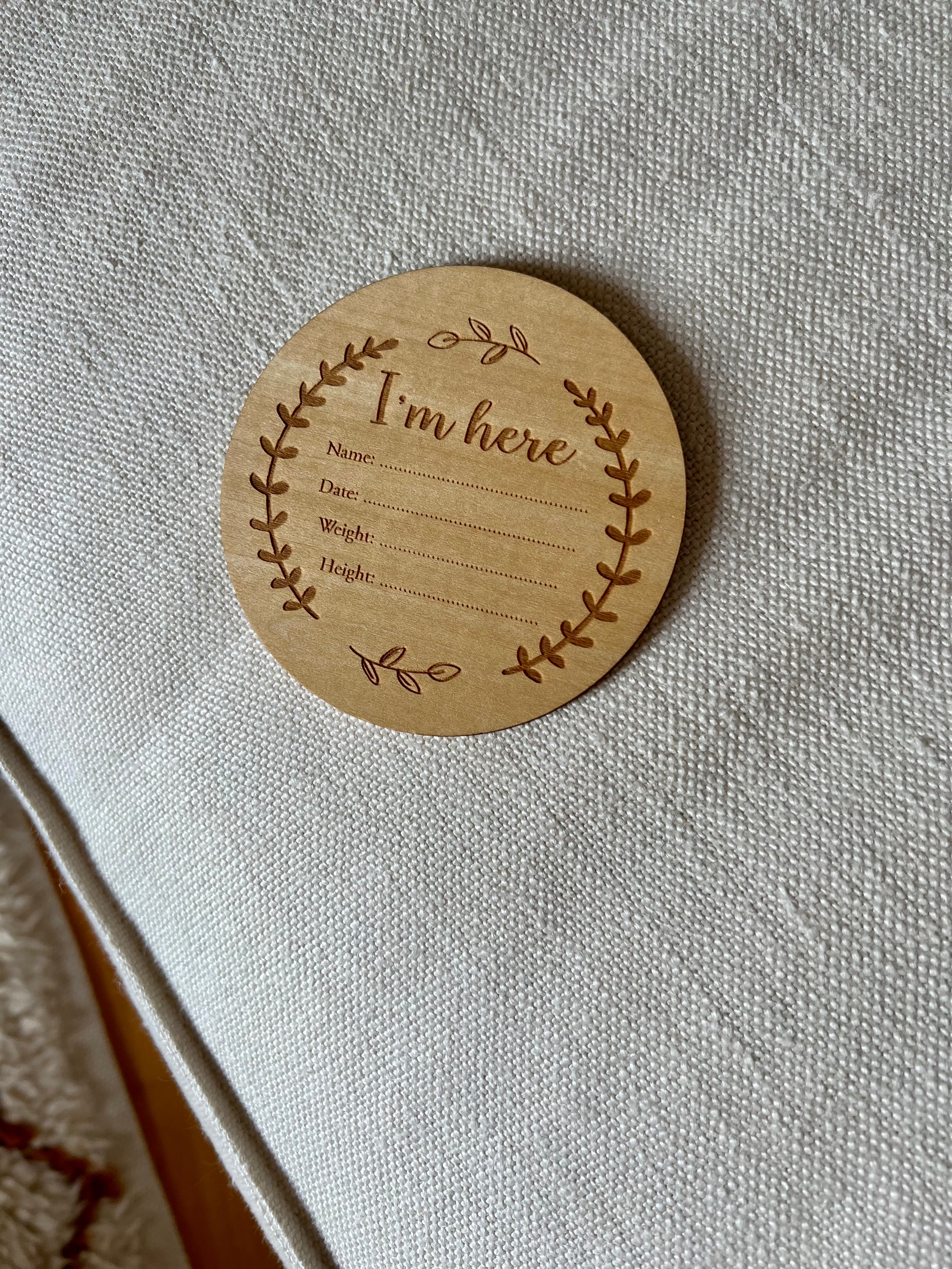 Détail carte naissance bébé en bois naturel I Am Here avec texture élégante et finition soignée