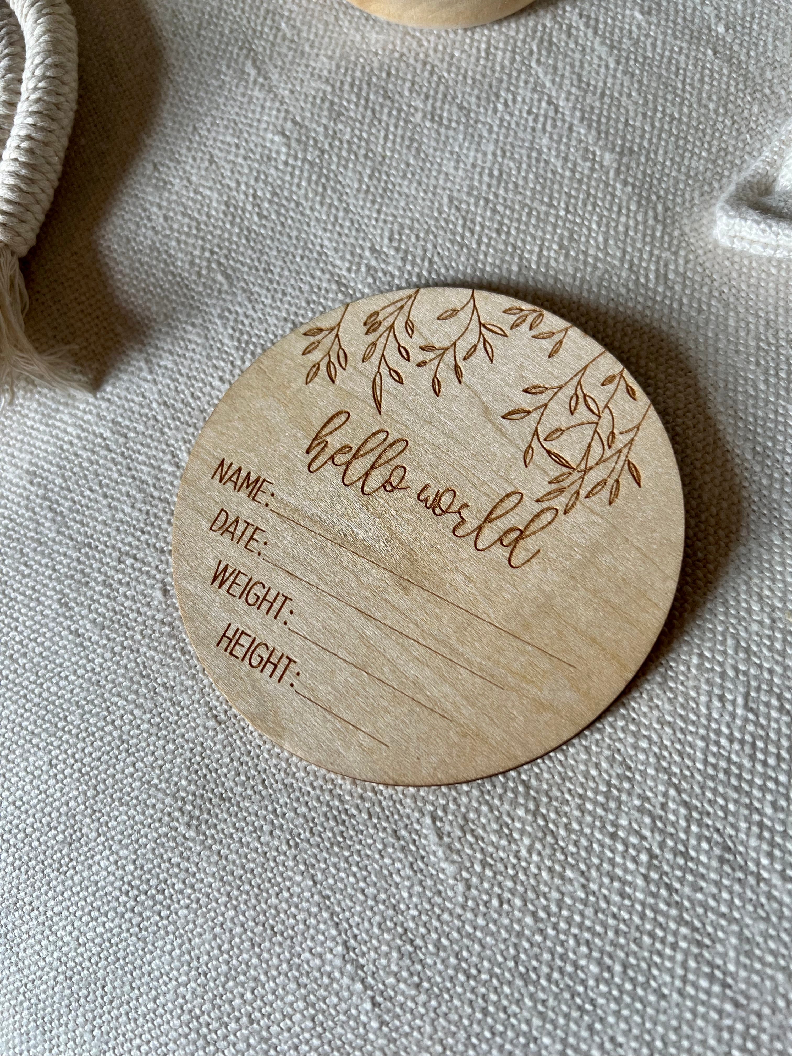 Détail carte naissance bébé en bois naturel Hello World avec texture douce et finition élégante