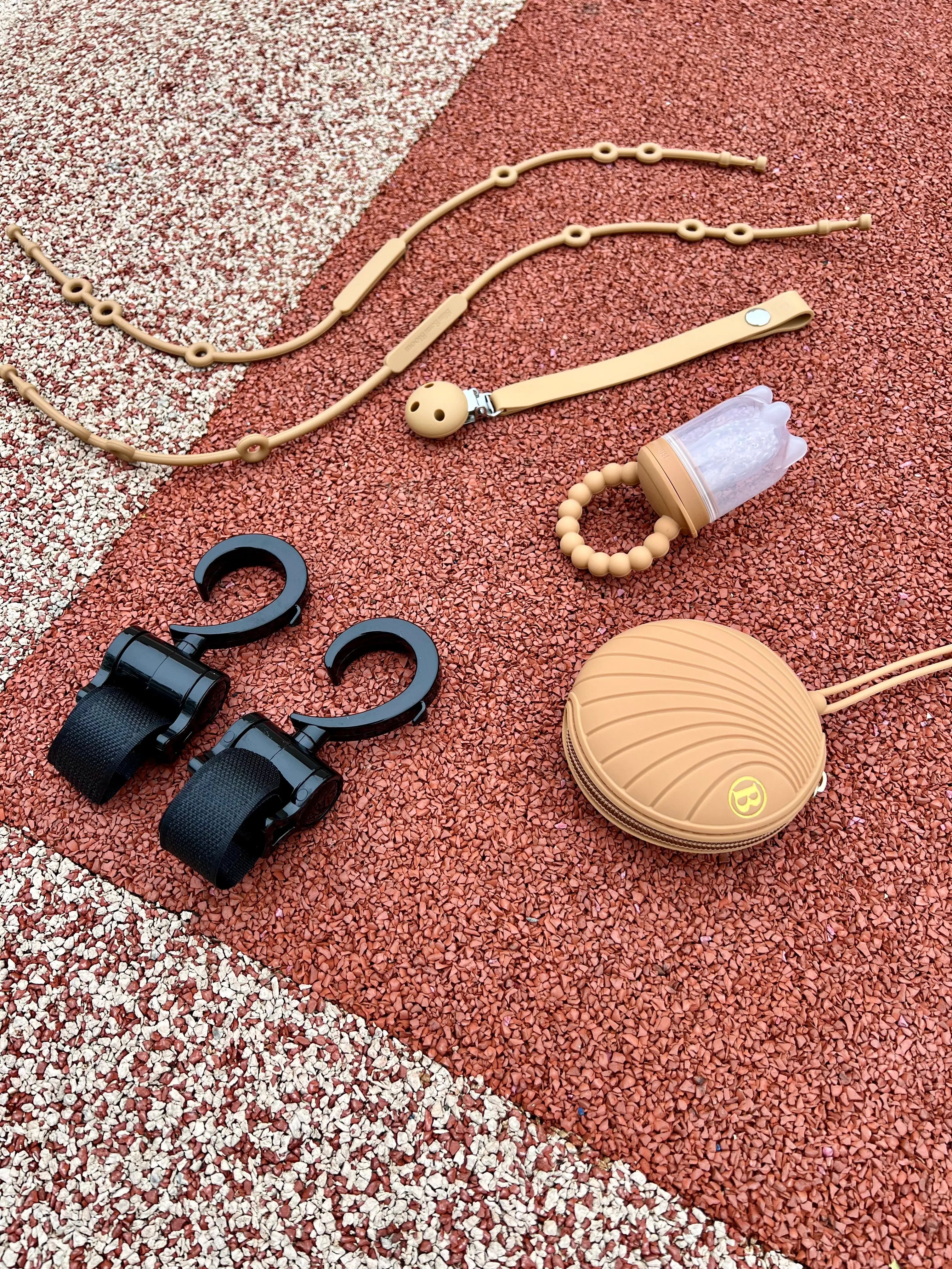 Coffret cadeau de naissance original, Pack Naissance Bim Bam Bloom en Camel, incluant une boîte à tétine, un attache-tétine, deux attaches doudou Lovie Link®, une tétine grignoteuse Yummy Tot’ et deux crochets pour poussette.