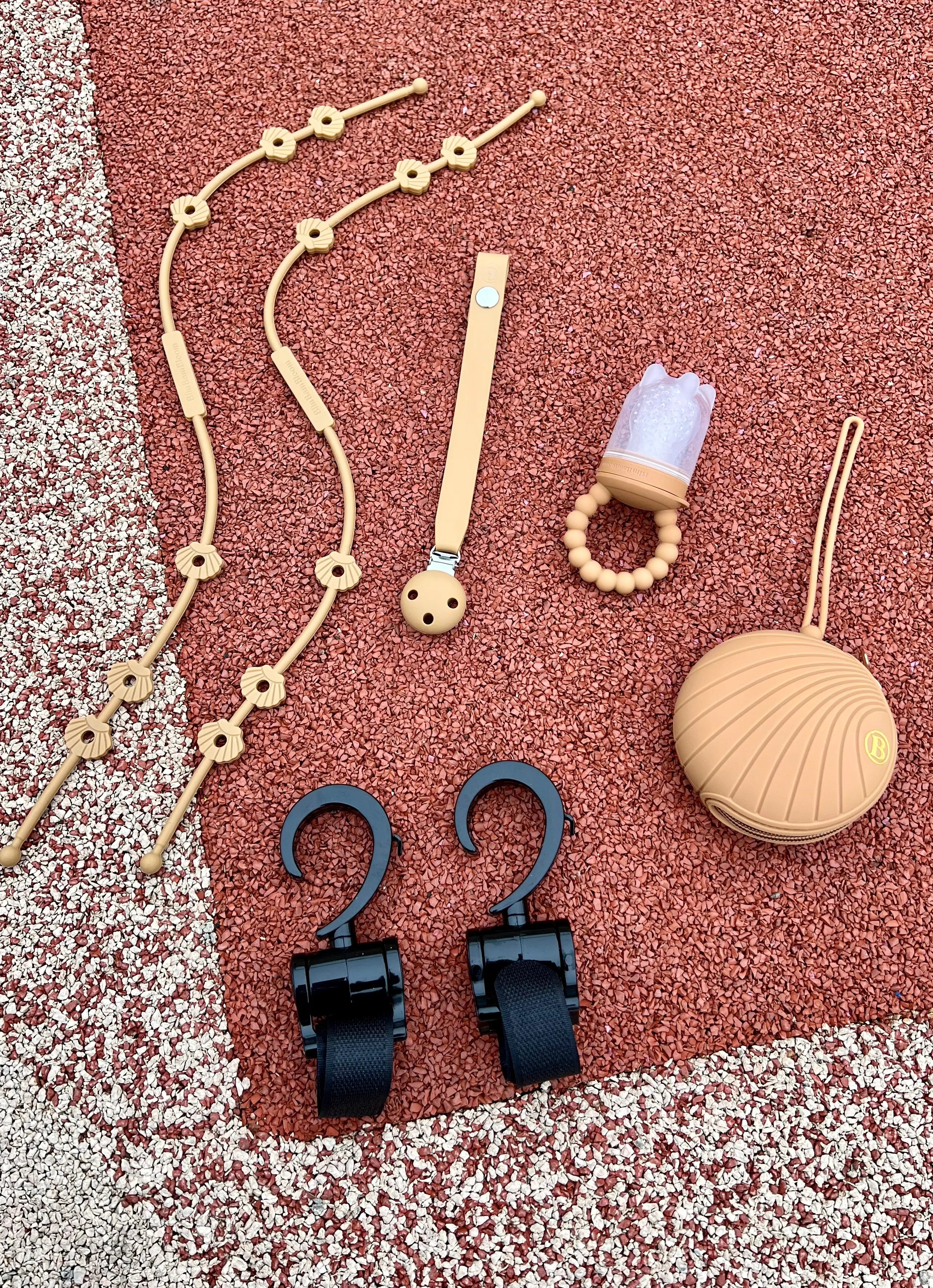 Coffret cadeau de naissance original, Pack Naissance Shell Bim Bam Bloom au design coquillahe Camel, incluant une boîte à tétine, un attache-tétine, deux attaches doudou Lovie Link®, une tétine grignoteuse Yummy Tot’ et deux crochets pour poussette.